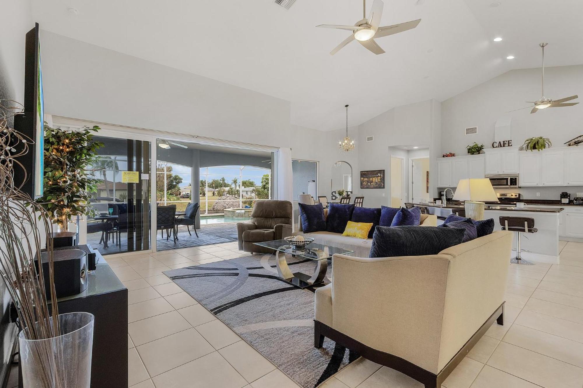 Holiday home Pool And Spa, Tiki, Canal View, Sleeps10! - At Sunshine Funtime
