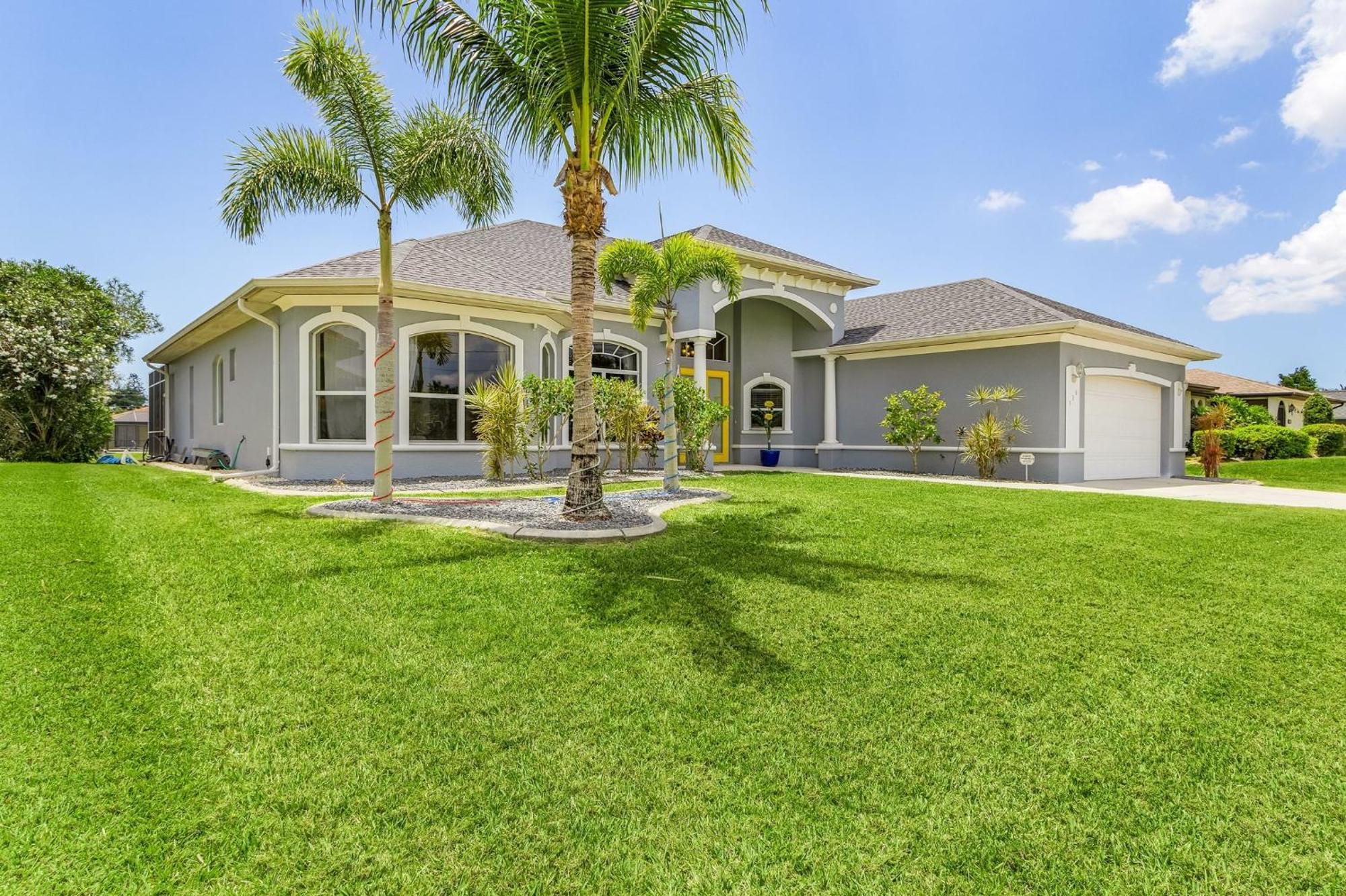 Pool And Spa, Tiki, Canal View, Sleeps10! - At Sunshine Funtime Cape Coral