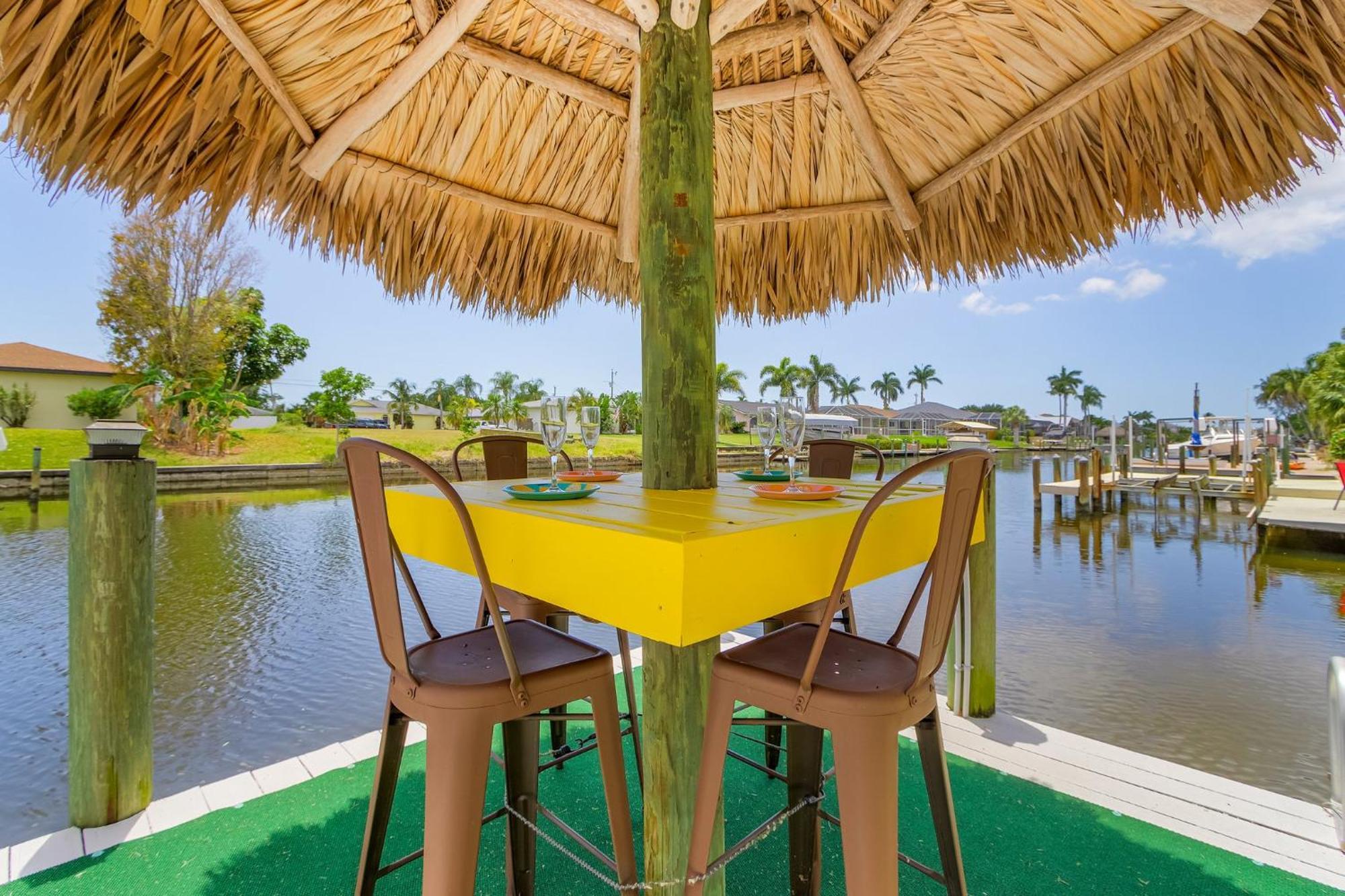 Pool And Spa, Tiki, Canal View, Sleeps10! - At Sunshine Funtime