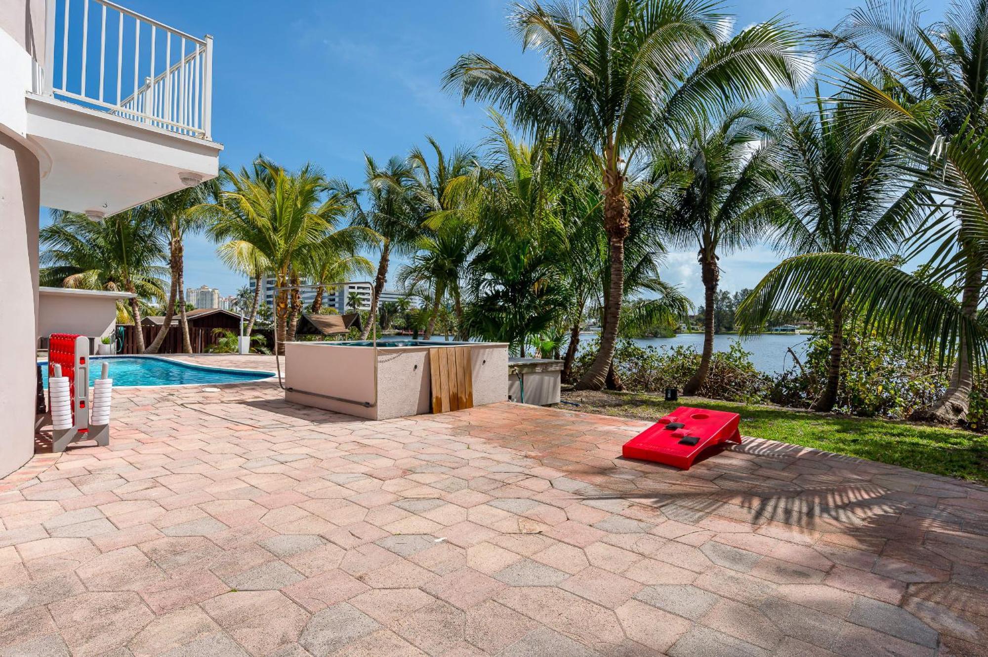 Tropical Waterfront Family Oasis - Amazing Location Miami