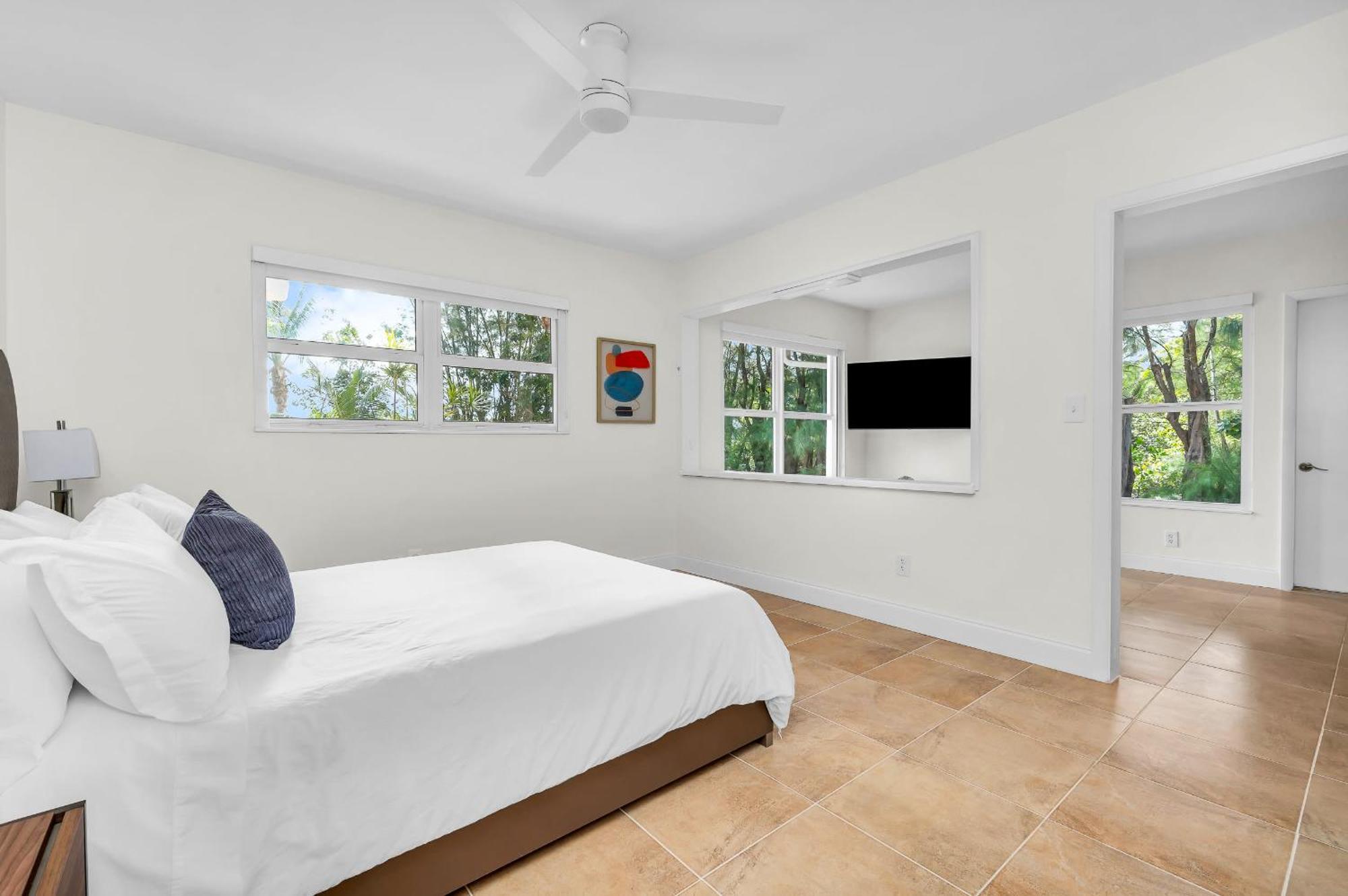 Tropical Waterfront Family Oasis - Amazing Location Holiday home