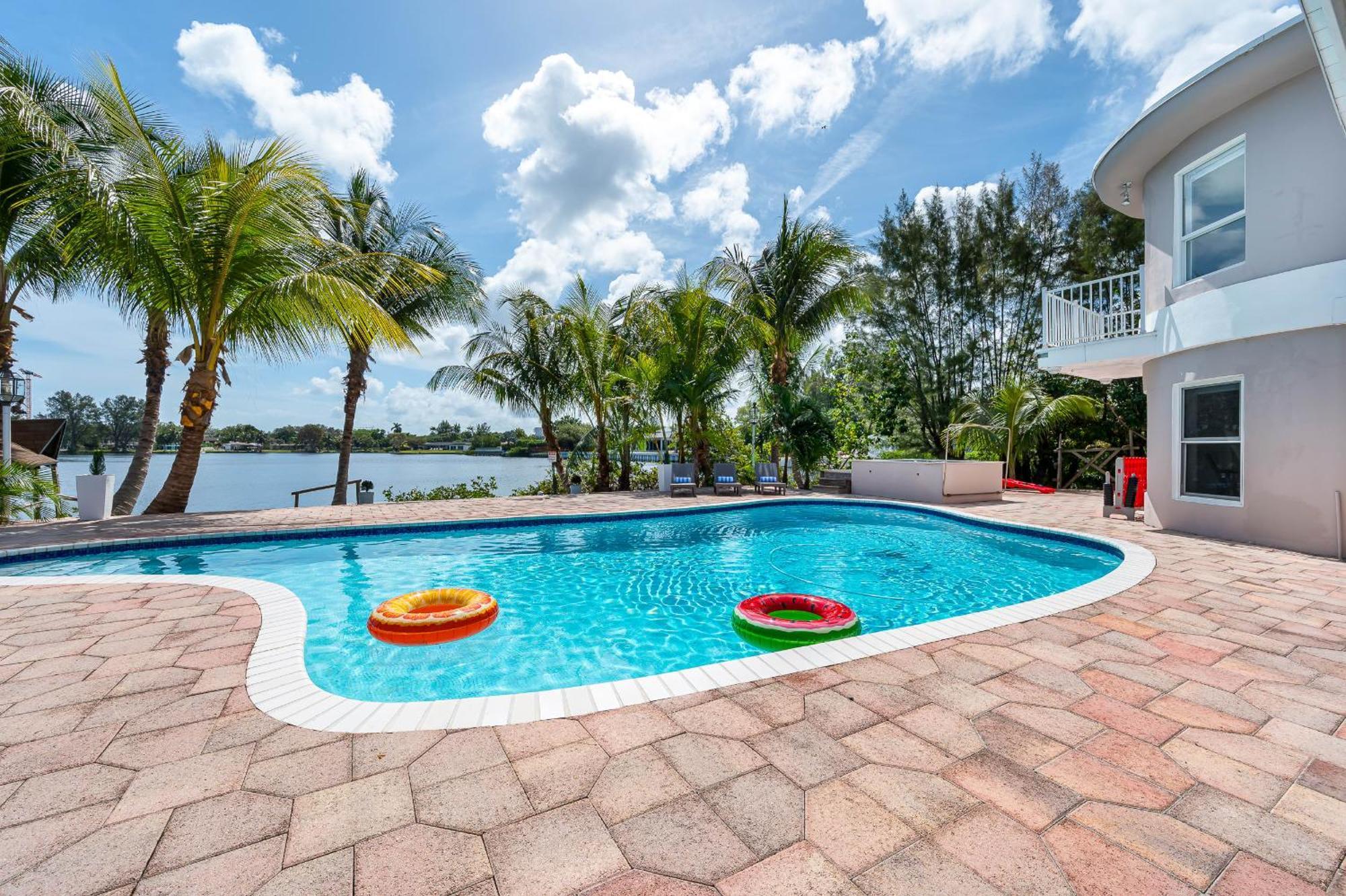 Tropical Waterfront Family Oasis - Amazing Location *