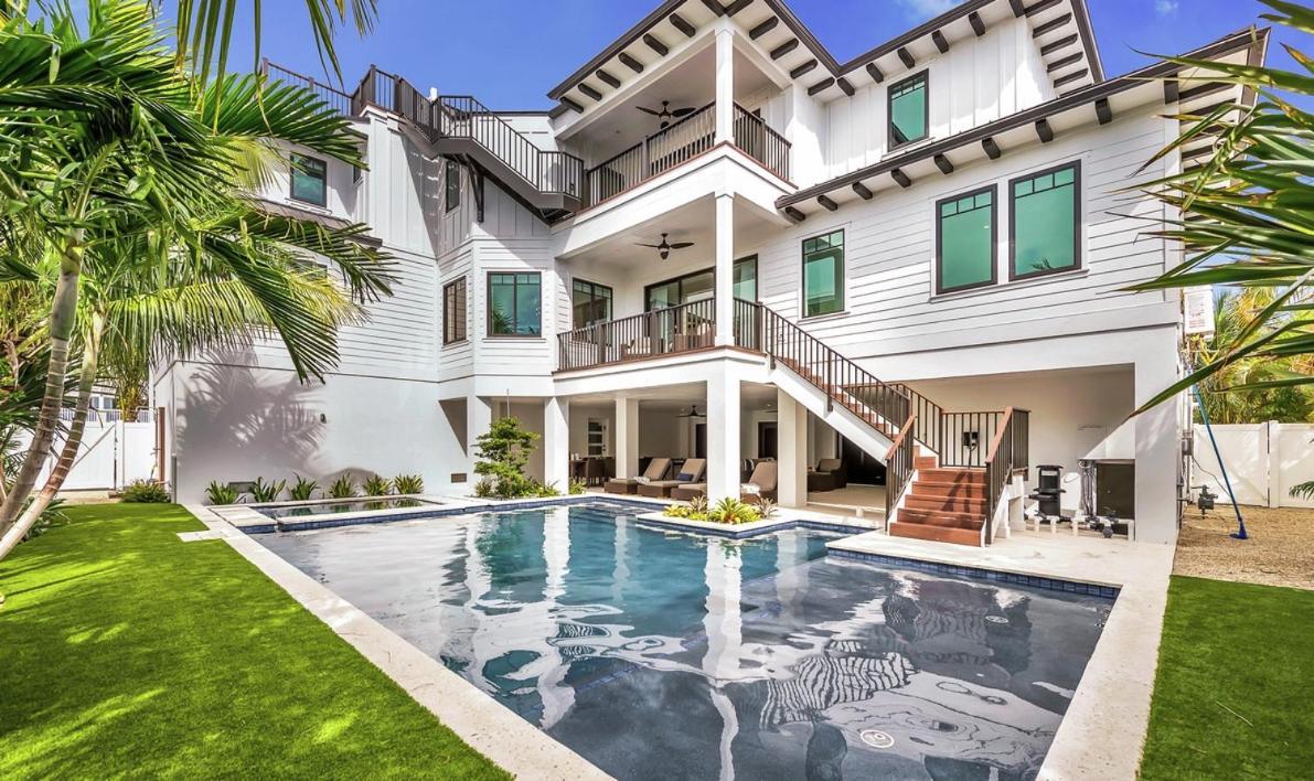 Swanky Bubbles, 9 Beds, 11 Bathrooms, Pet-friendly With A Rooftop Deck And Steps Away To The Beach! * Holmes Beach