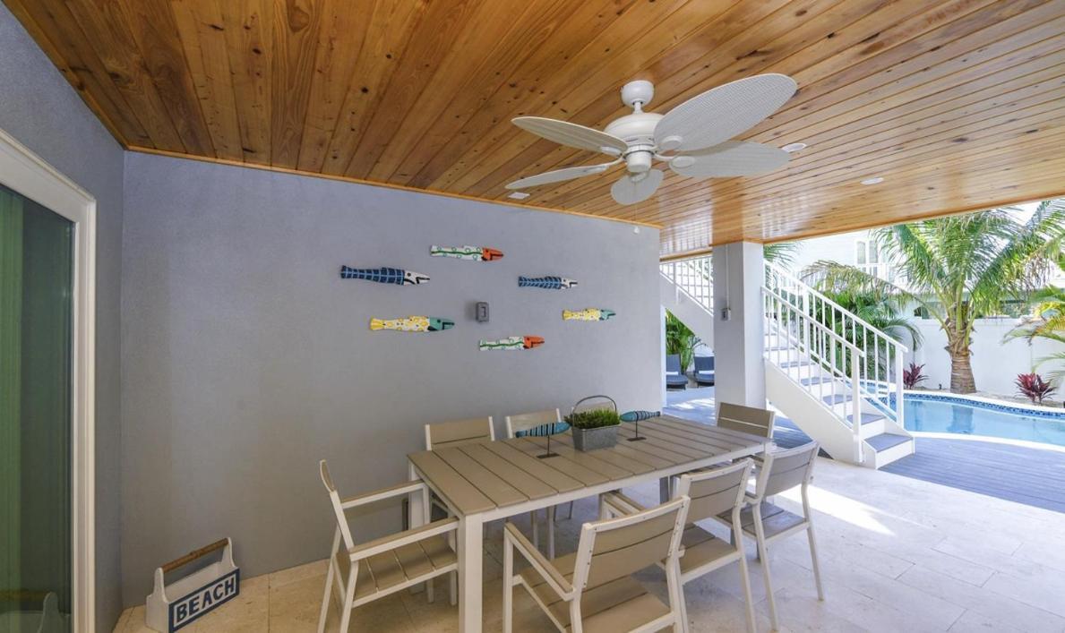 Holiday home Surfer's Dream, 4 King Beds, 4 Trundle Beds, 6 Full Baths, Pet-friendly With A Rooftop Deck! Holmes Beach