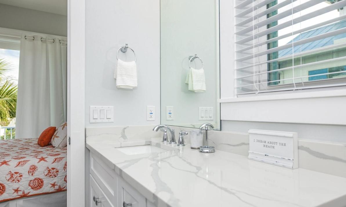 Surfer's Dream, 4 King Beds, 4 Trundle Beds, 6 Full Baths, Pet-friendly With A Rooftop Deck! *
