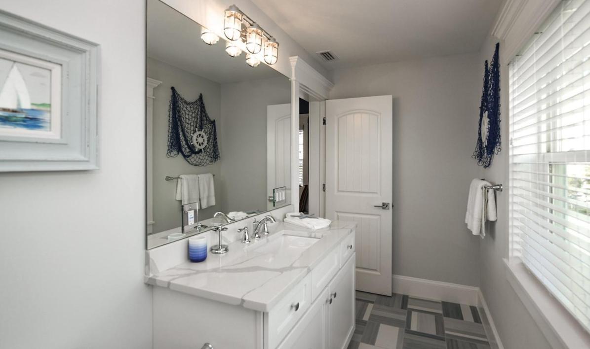 Surfer's Dream, 4 King Beds, 4 Trundle Beds, 6 Full Baths, Pet-friendly With A Rooftop Deck! Holmes Beach