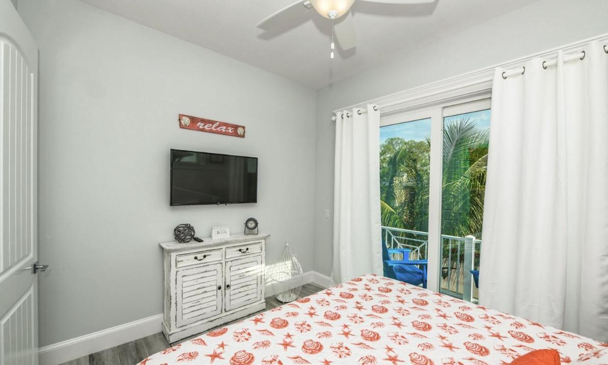 Surfer's Dream, 4 King Beds, 4 Trundle Beds, 6 Full Baths, Pet-friendly With A Rooftop Deck! Holiday home