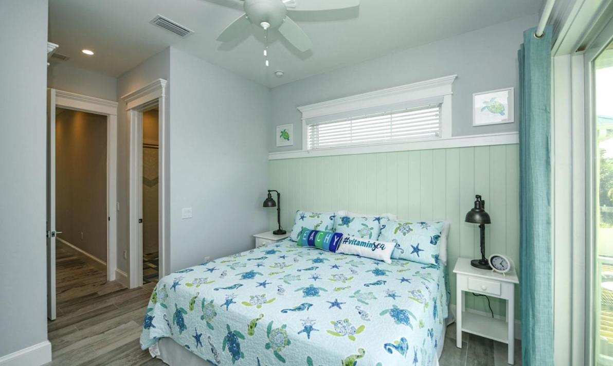 Holiday home Surfer's Dream, 4 King Beds, 4 Trundle Beds, 6 Full Baths, Pet-friendly With A Rooftop Deck! Holmes Beach