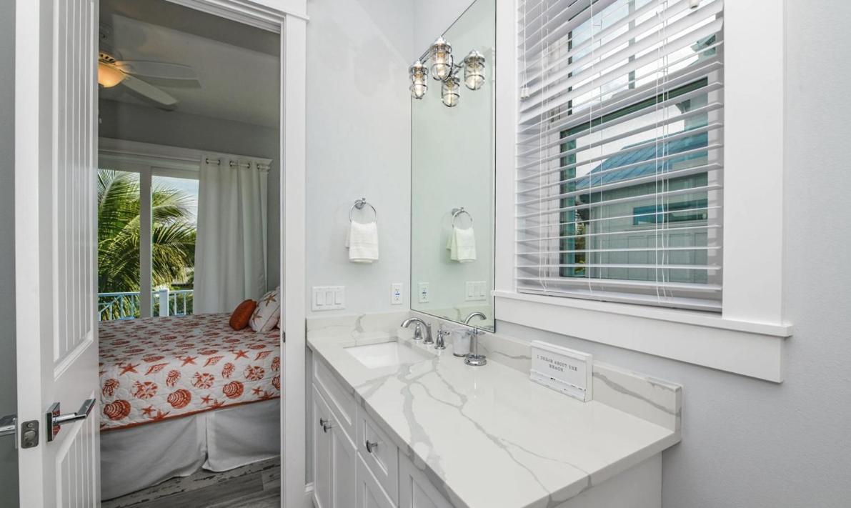 Surfer's Dream, 4 King Beds, 4 Trundle Beds, 6 Full Baths, Pet-friendly With A Rooftop Deck! Holiday home