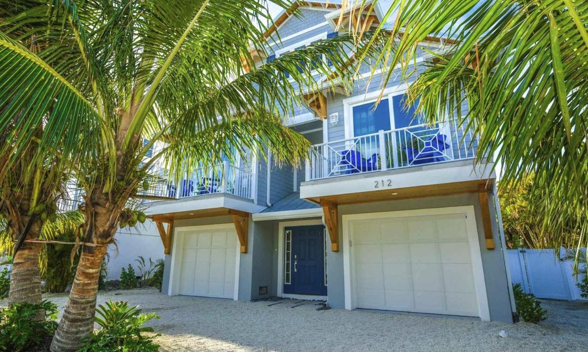 Surfer's Dream, 4 King Beds, 4 Trundle Beds, 6 Full Baths, Pet-friendly With A Rooftop Deck!