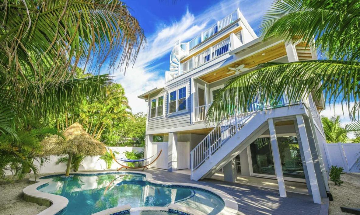 Surfer's Dream, 4 King Beds, 4 Trundle Beds, 6 Full Baths, Pet-friendly With A Rooftop Deck! Holiday home Holmes Beach