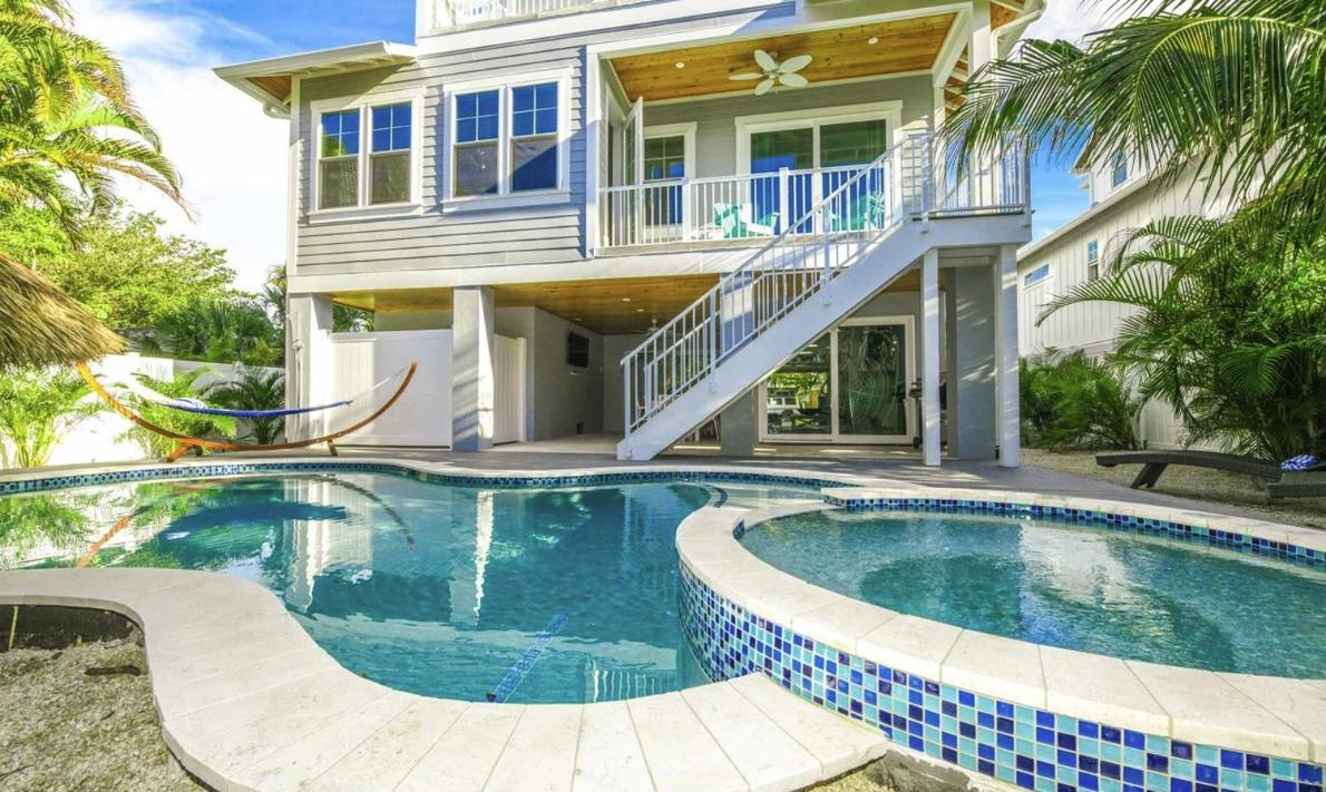 Holiday home Surfer's Dream, 4 King Beds, 4 Trundle Beds, 6 Full Baths, Pet-friendly With A Rooftop Deck!