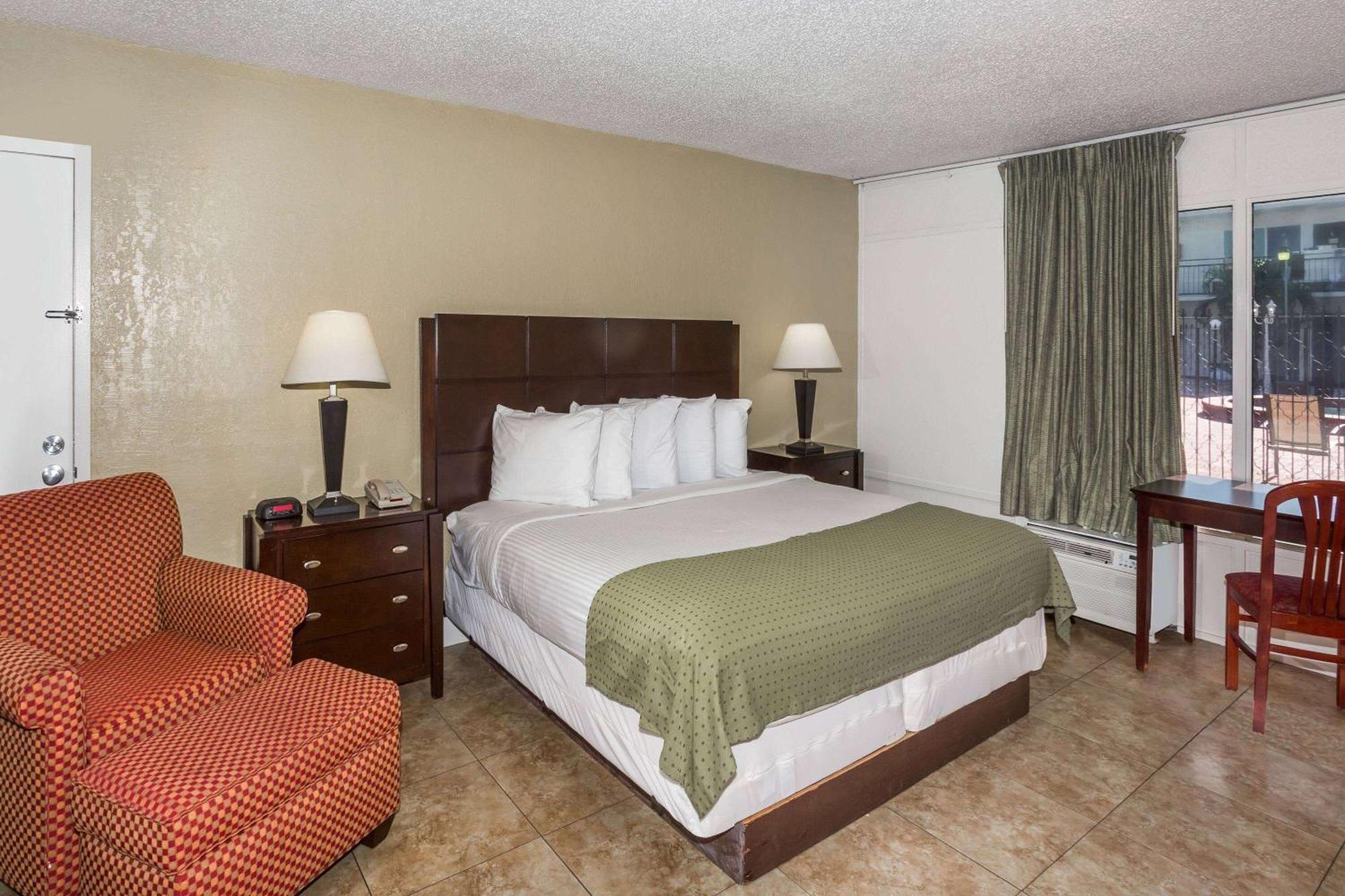 Days By Wyndham St. Petersburg / Tampa Bay Area Motel