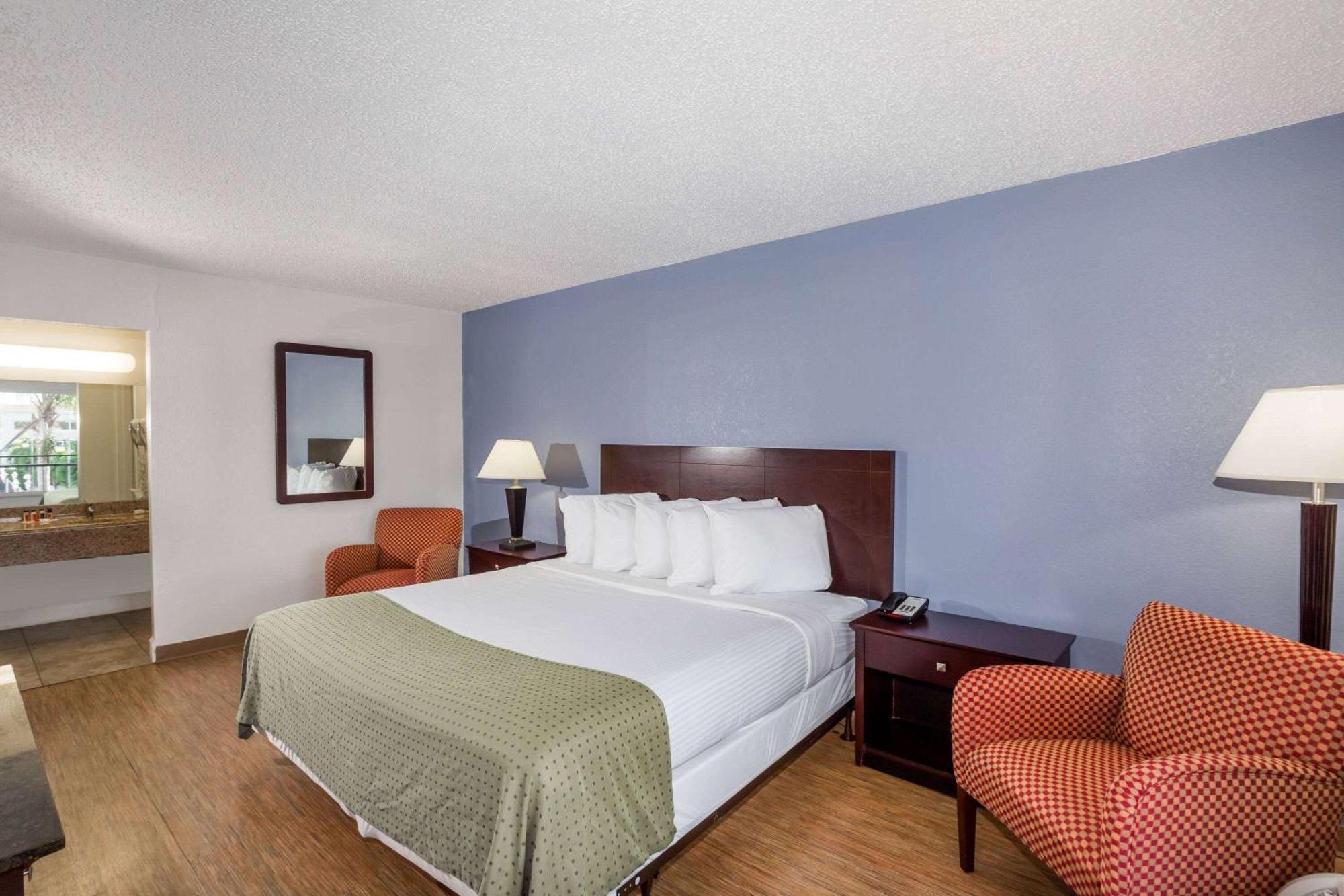 Motel Days By Wyndham St. Petersburg / Tampa Bay Area Pinellas Park