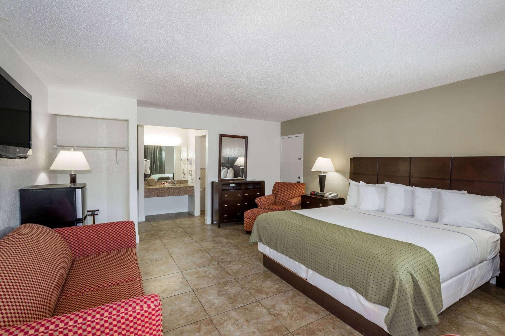Days By Wyndham St. Petersburg / Tampa Bay Area