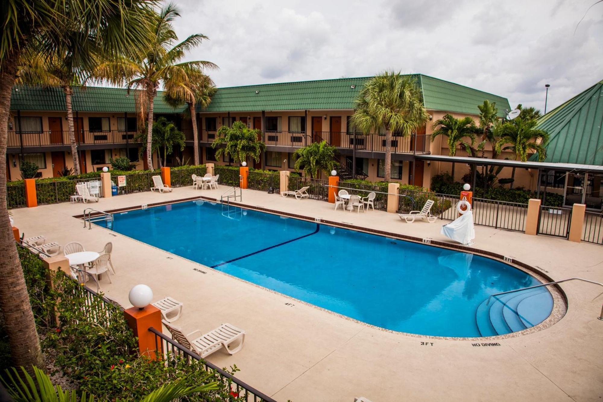 Super 8 By Wyndham North Palm Motel 2*