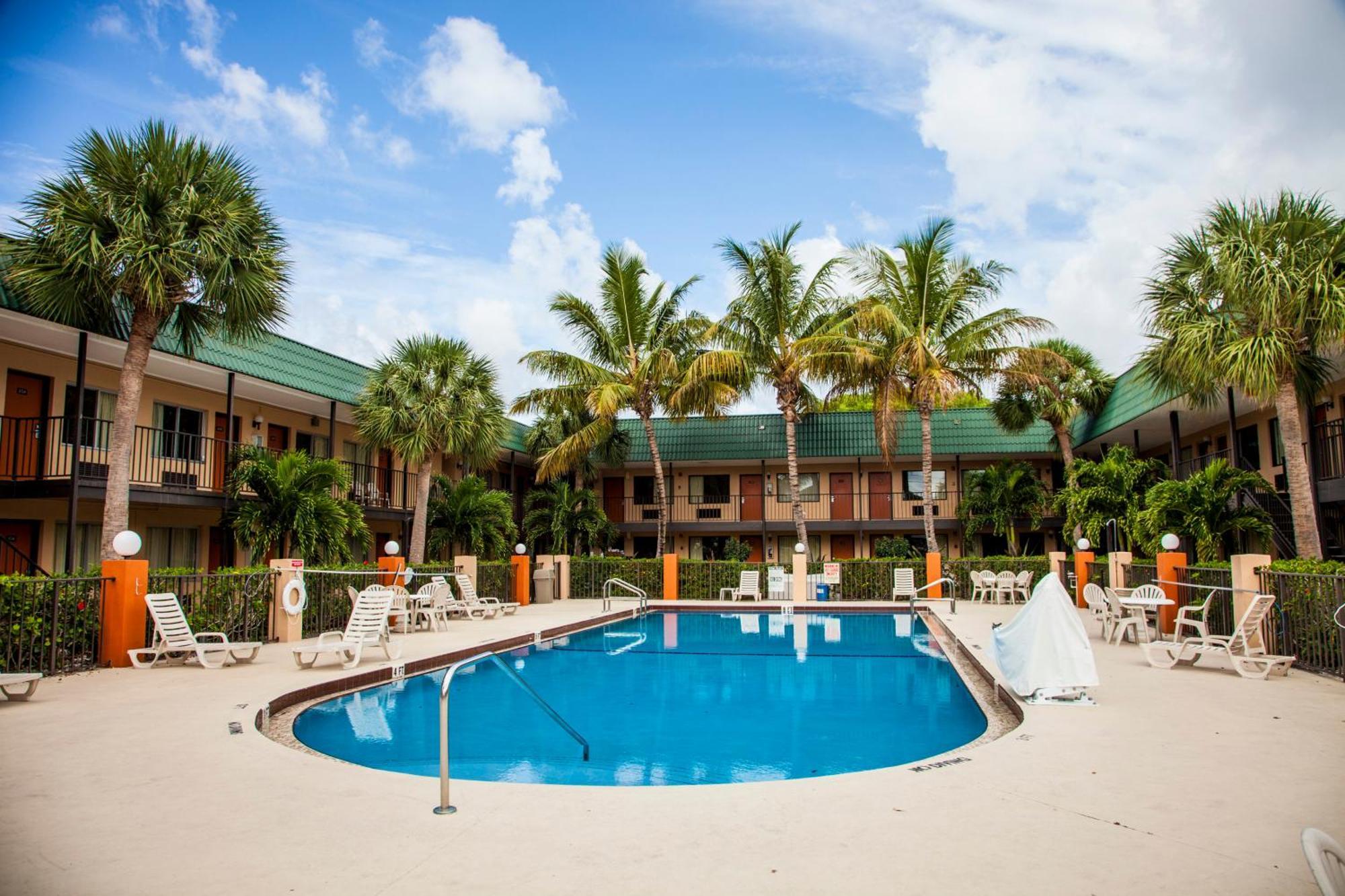 Super 8 By Wyndham North Palm 2*