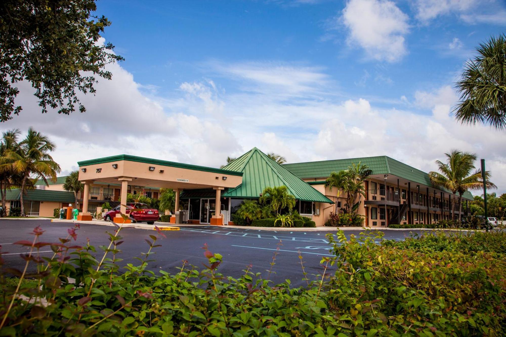 Motel Super 8 By Wyndham North Palm 2*