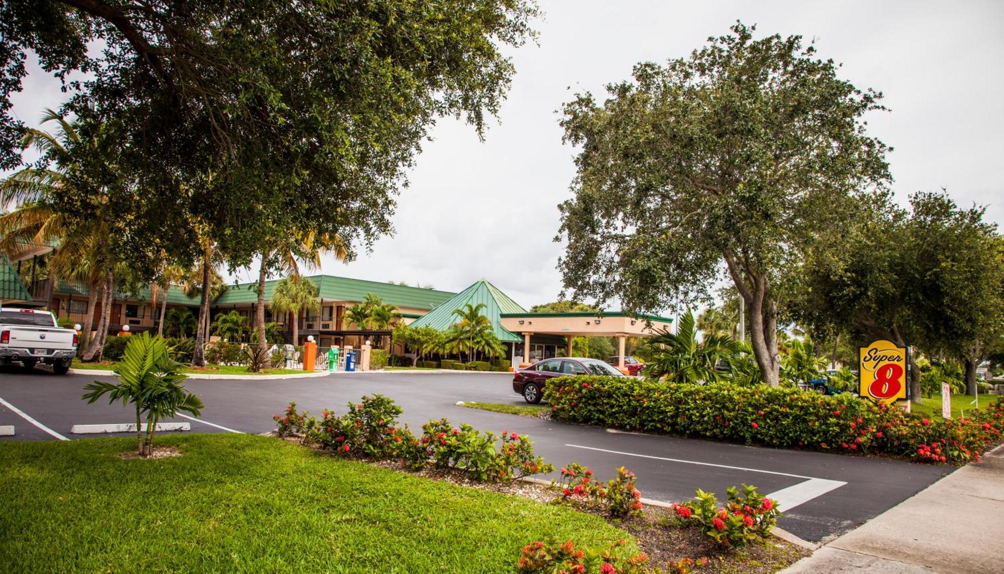 Super 8 By Wyndham North Palm North Palm Beach