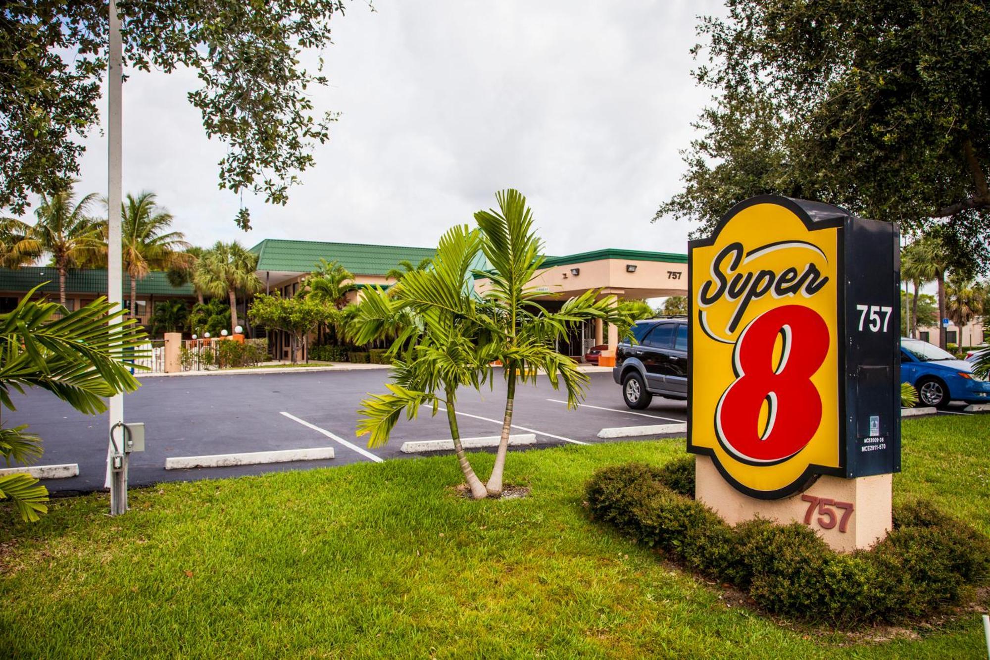 Super 8 By Wyndham North Palm