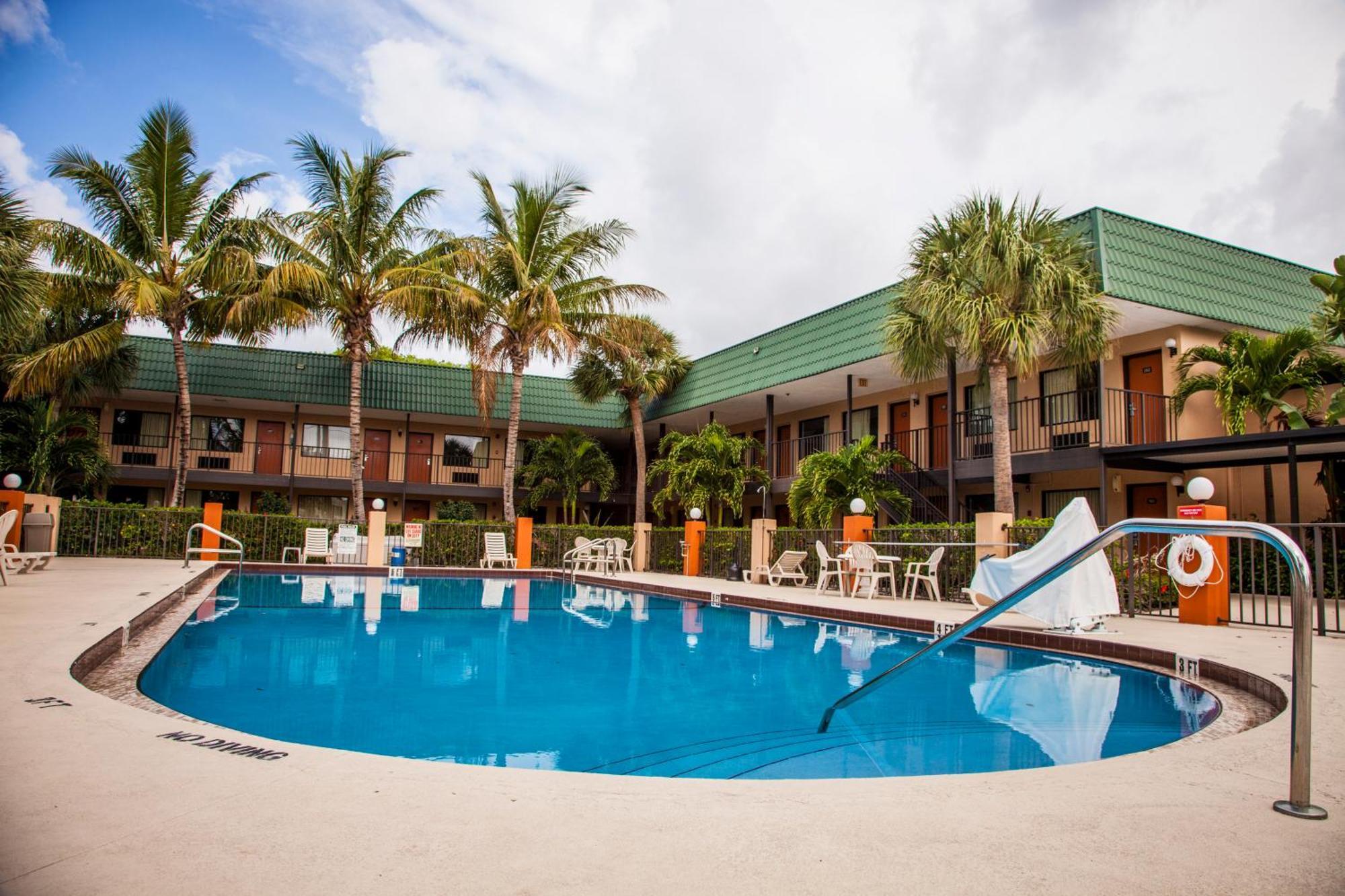 Super 8 By Wyndham North Palm