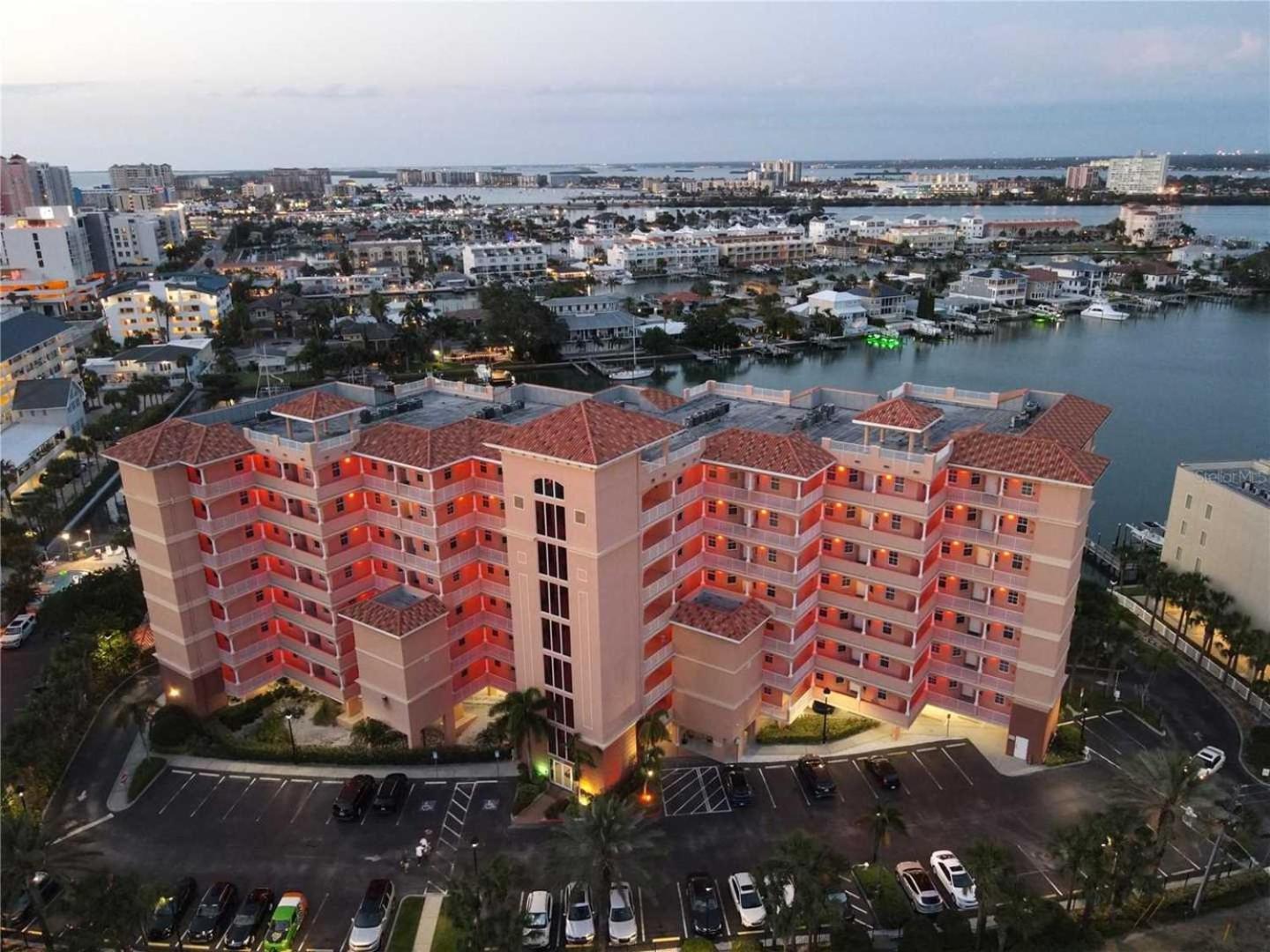 Luxury 5 Star Water Front 3 Beds 2 Bath Pool Hot-tub And Views Apartment *