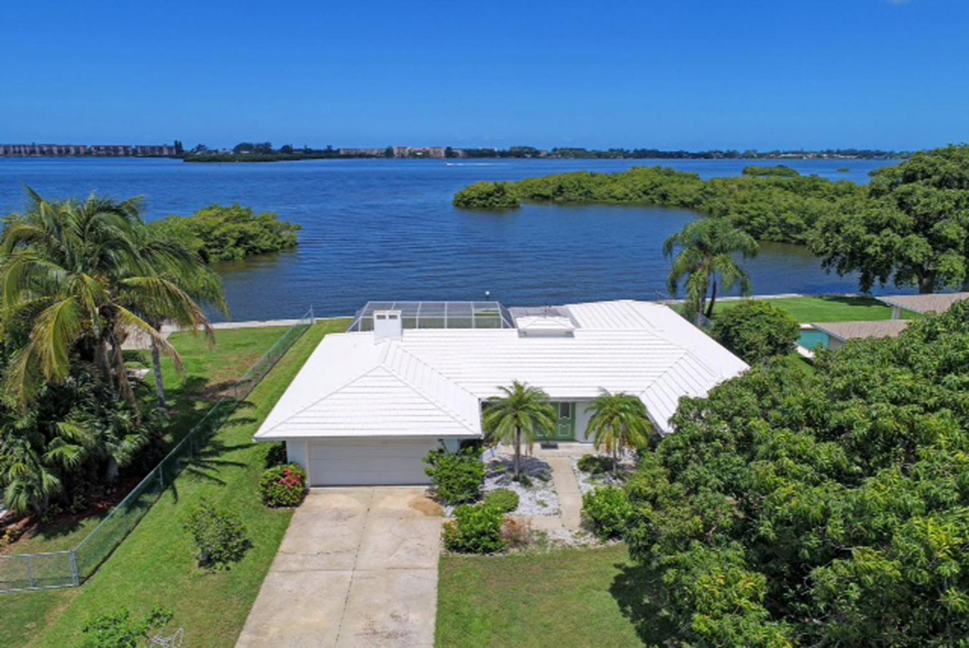 Oceanfront With Sunset Views Of Bay And Heated Pool Holiday home