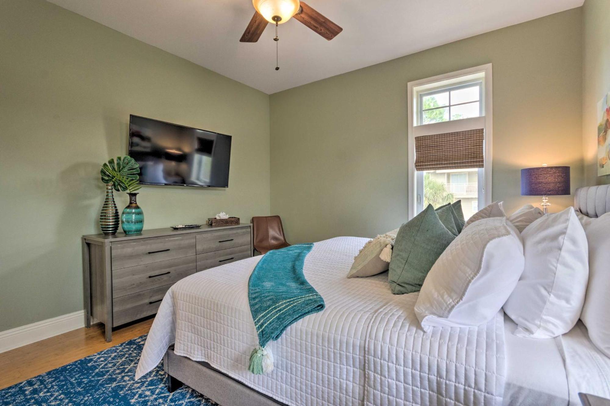 Upscale Getaway With Pool And Golf Cart *