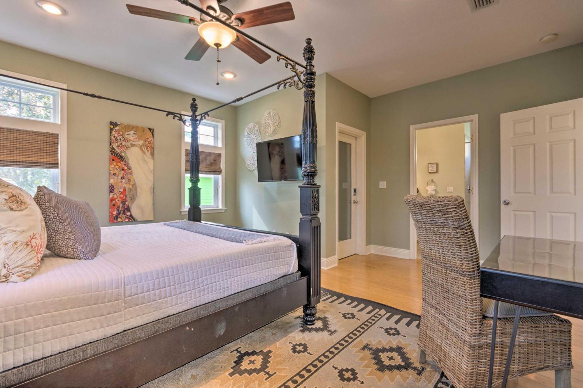 Upscale Getaway With Pool And Golf Cart Holiday home