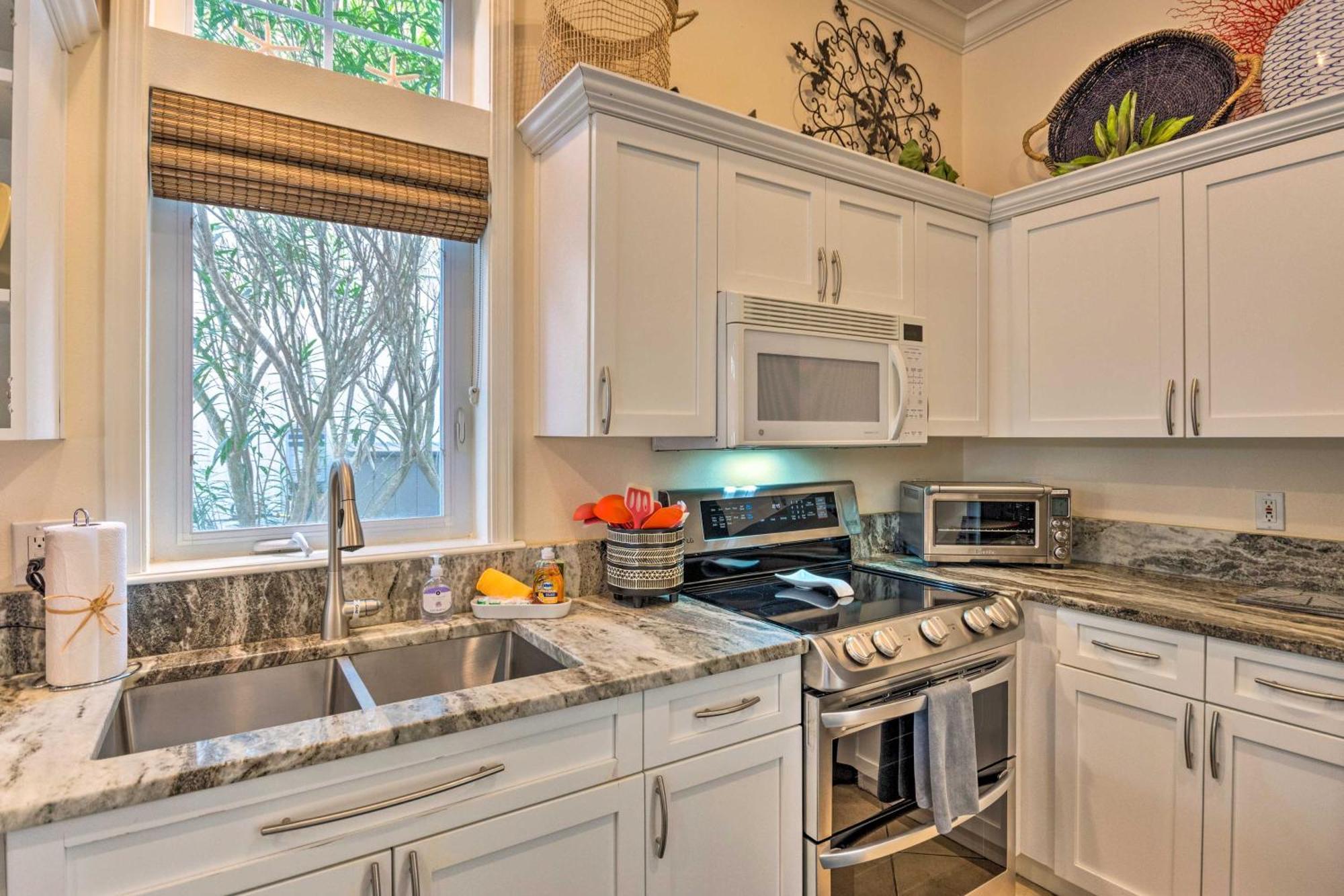 Upscale Getaway With Pool And Golf Cart Holiday home