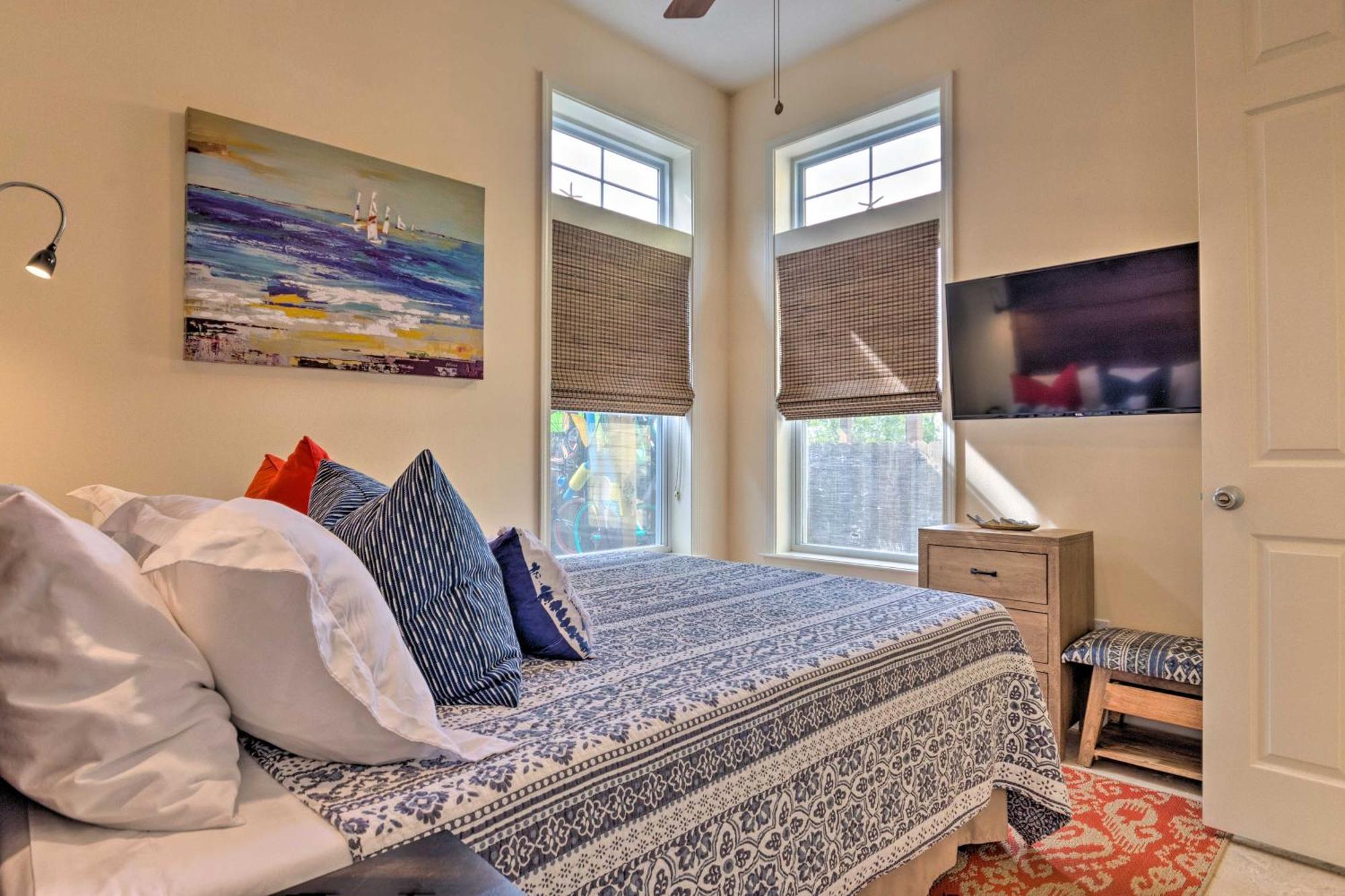 Upscale Getaway With Pool And Golf Cart Holiday home