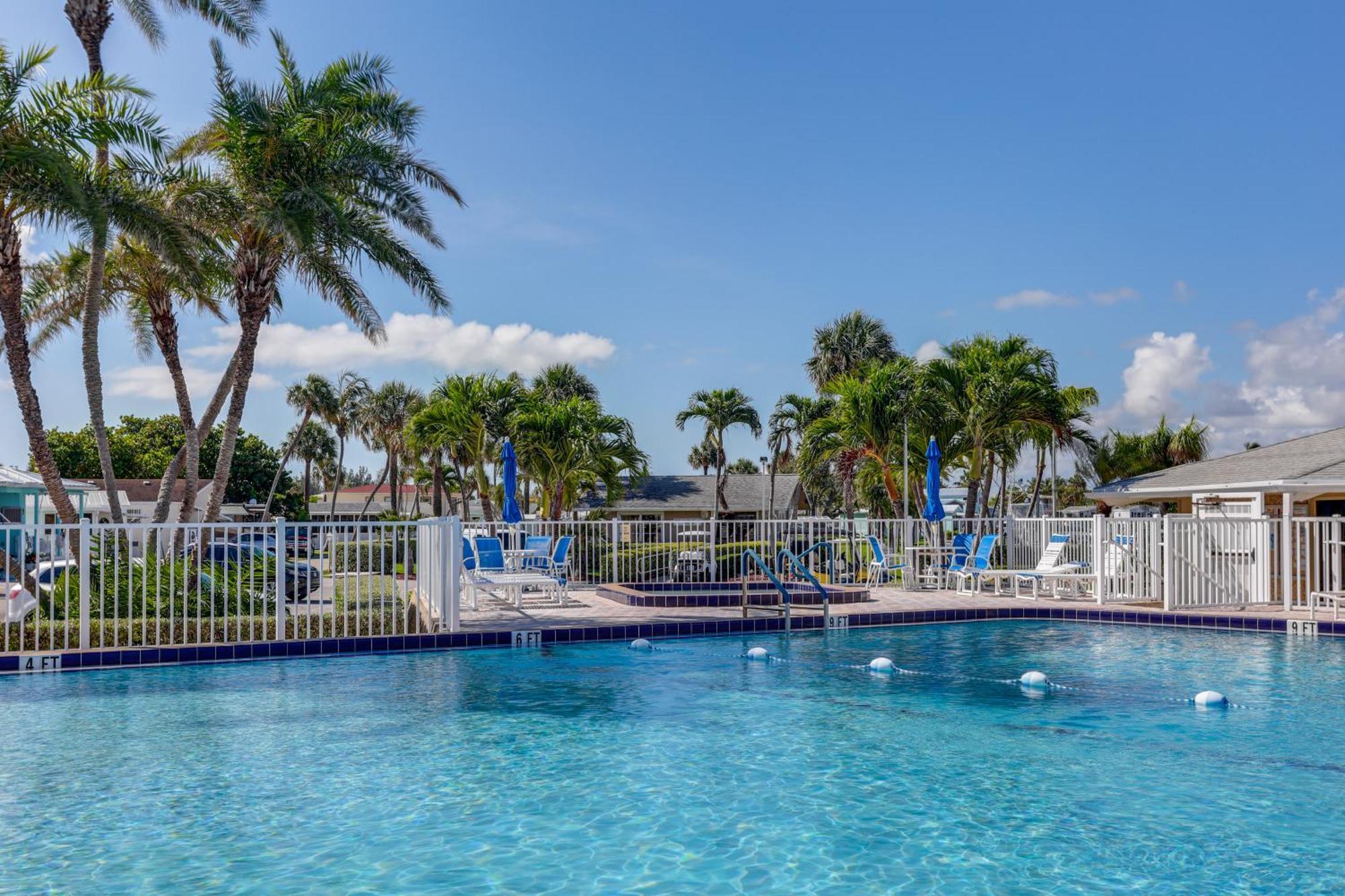 Holiday home South Hutchinson Island With Access!