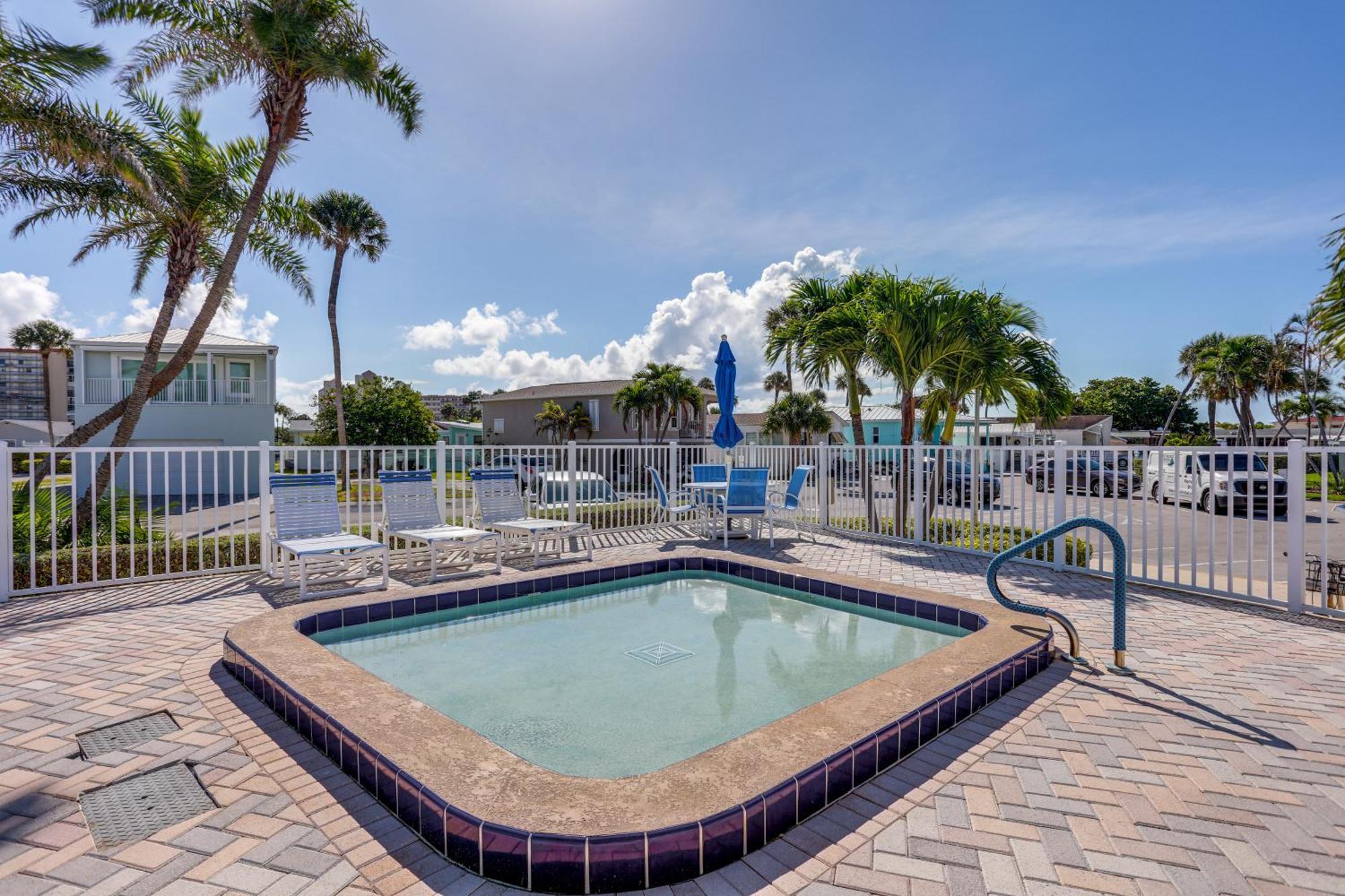 Holiday home South Hutchinson Island With Access!