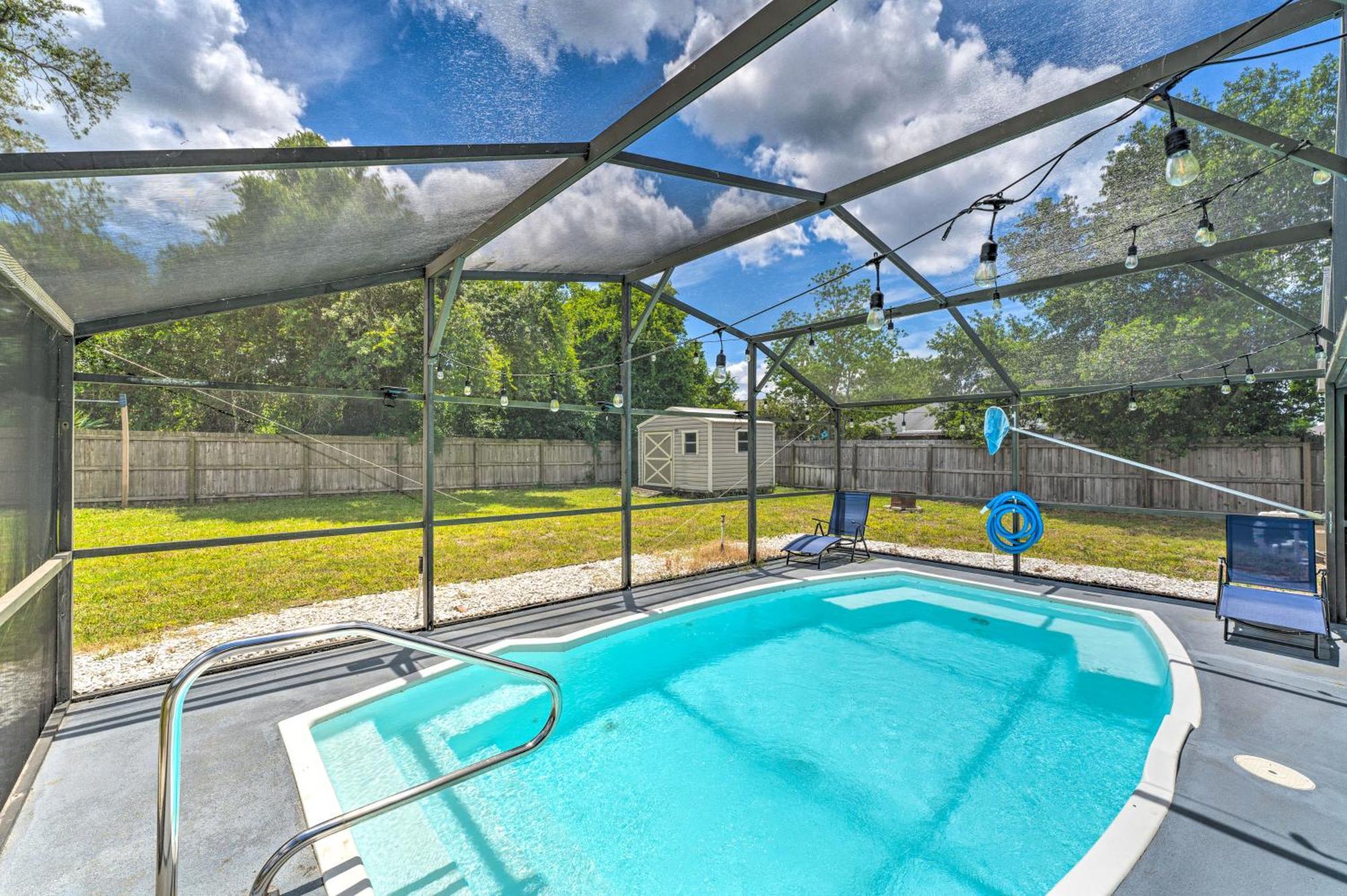 Holiday home With Saltwater Pool And Sunroom! Deltona