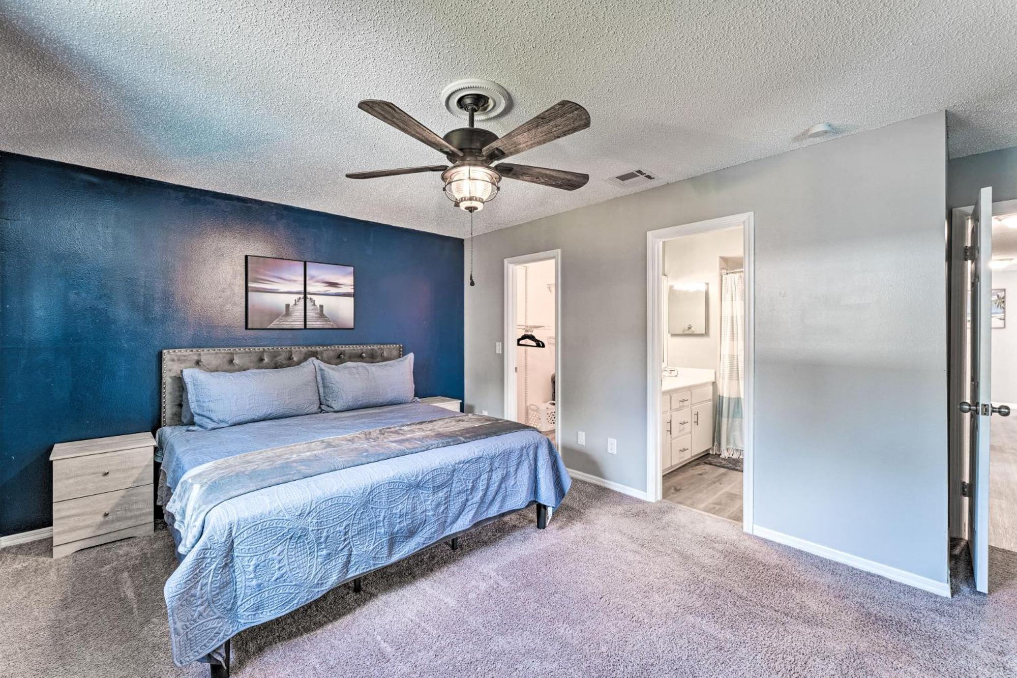With Saltwater Pool And Sunroom! Holiday home