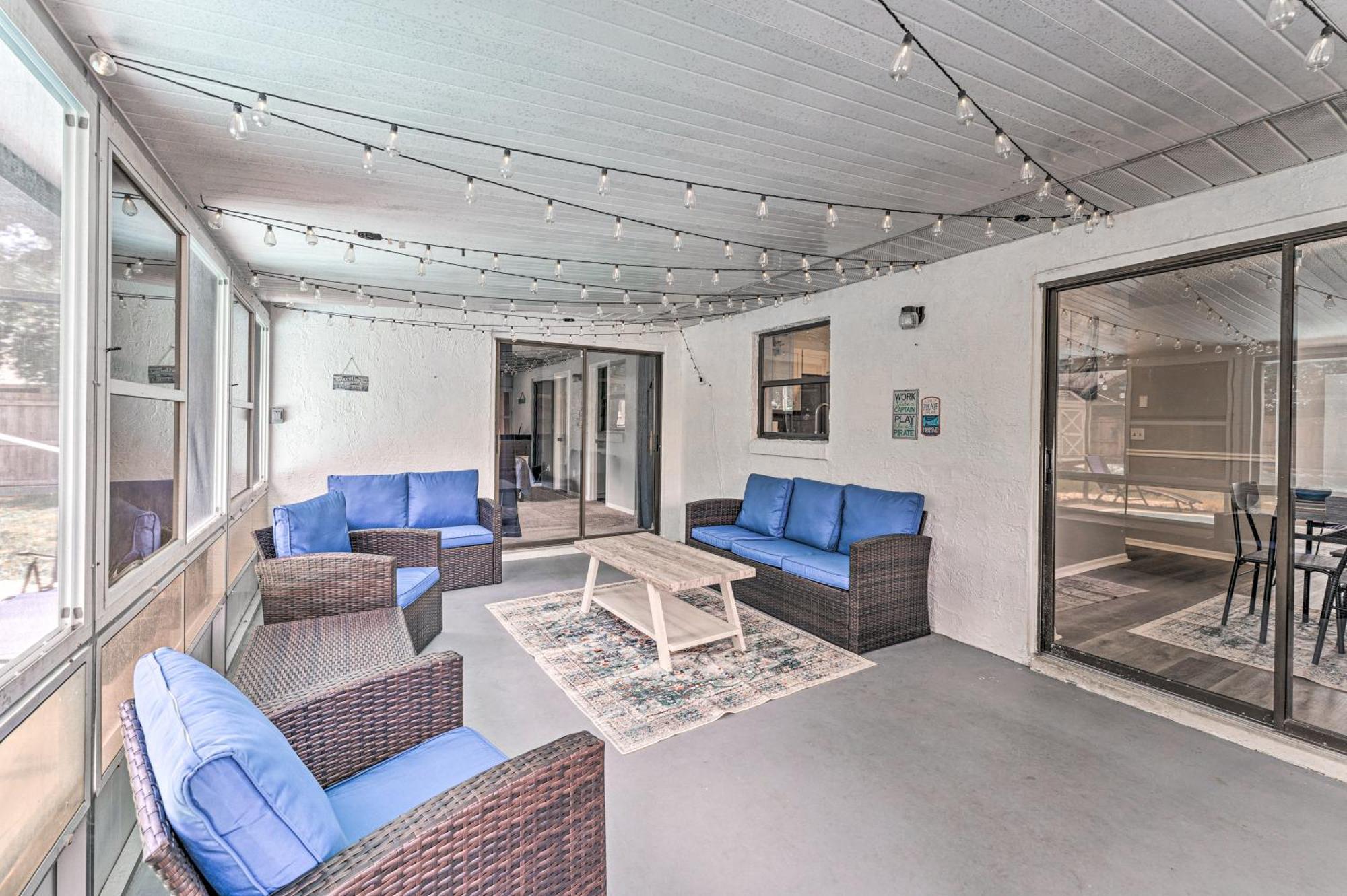 With Saltwater Pool And Sunroom! * Deltona