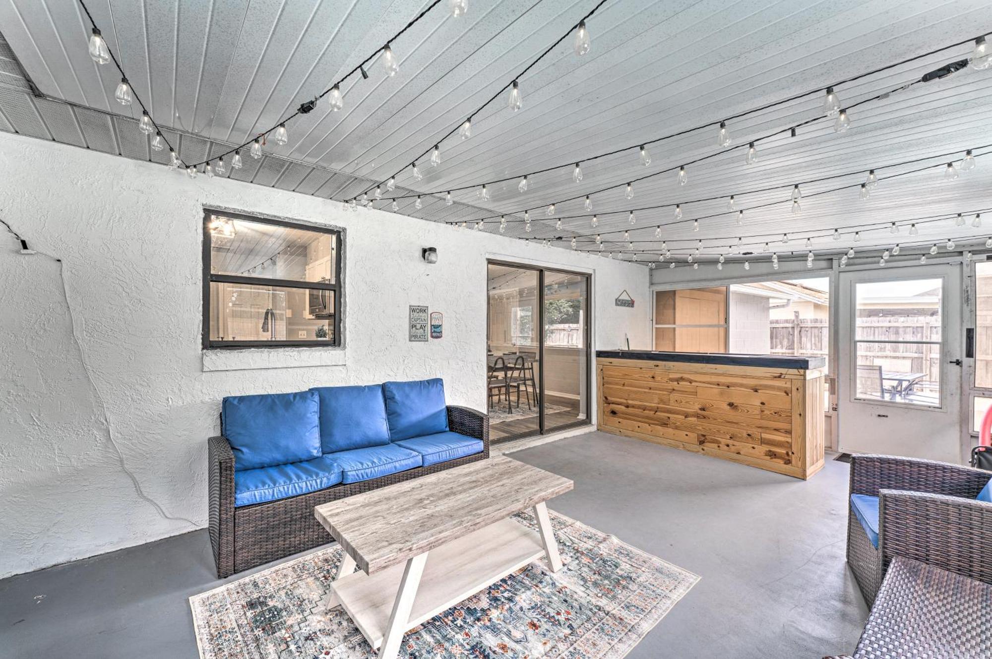 With Saltwater Pool And Sunroom! * Deltona