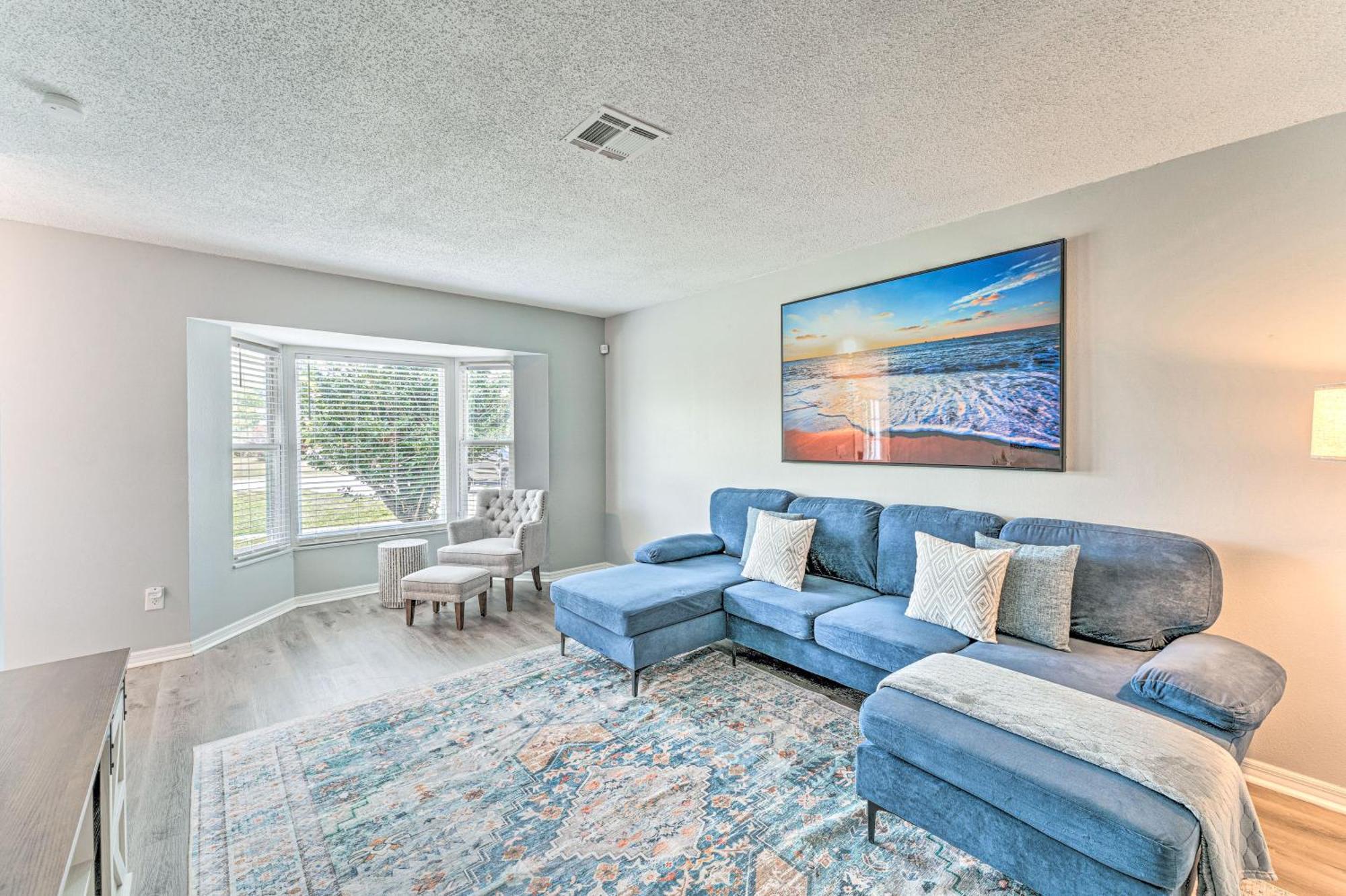 Holiday home With Saltwater Pool And Sunroom! Deltona