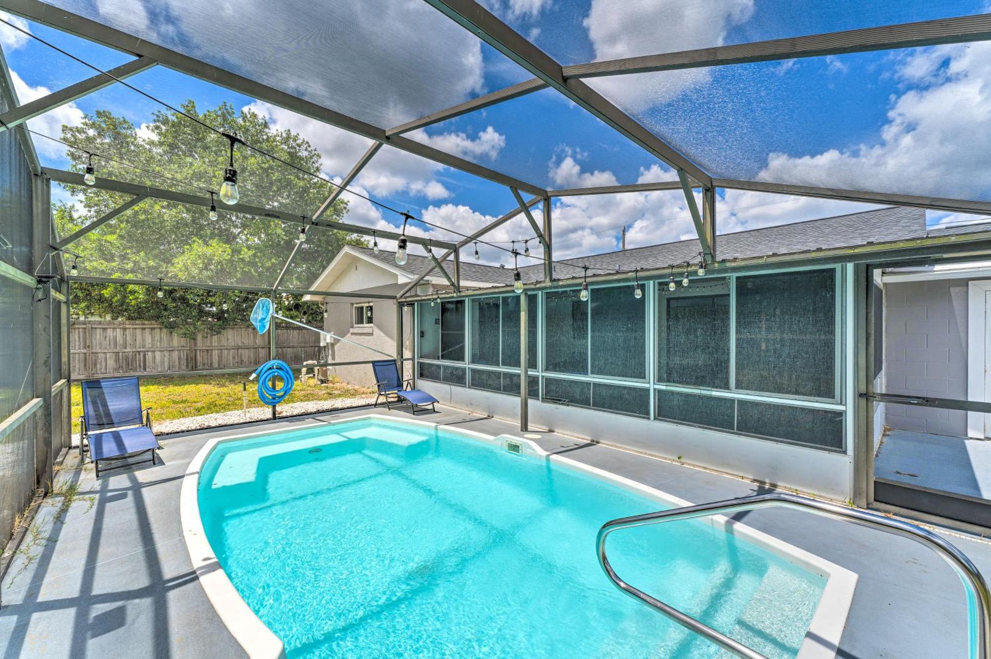 Holiday home With Saltwater Pool And Sunroom! Deltona