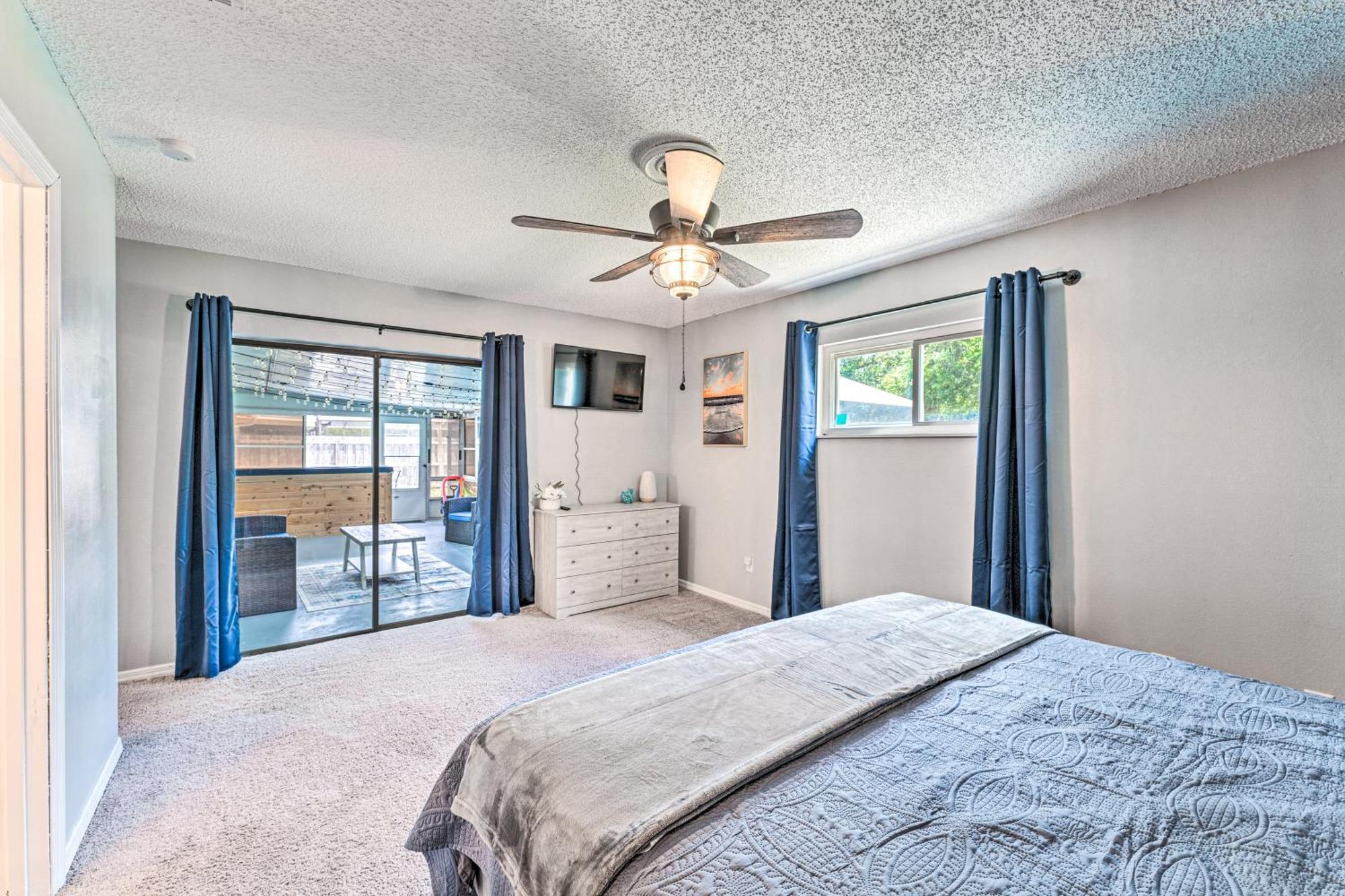With Saltwater Pool And Sunroom! Deltona
