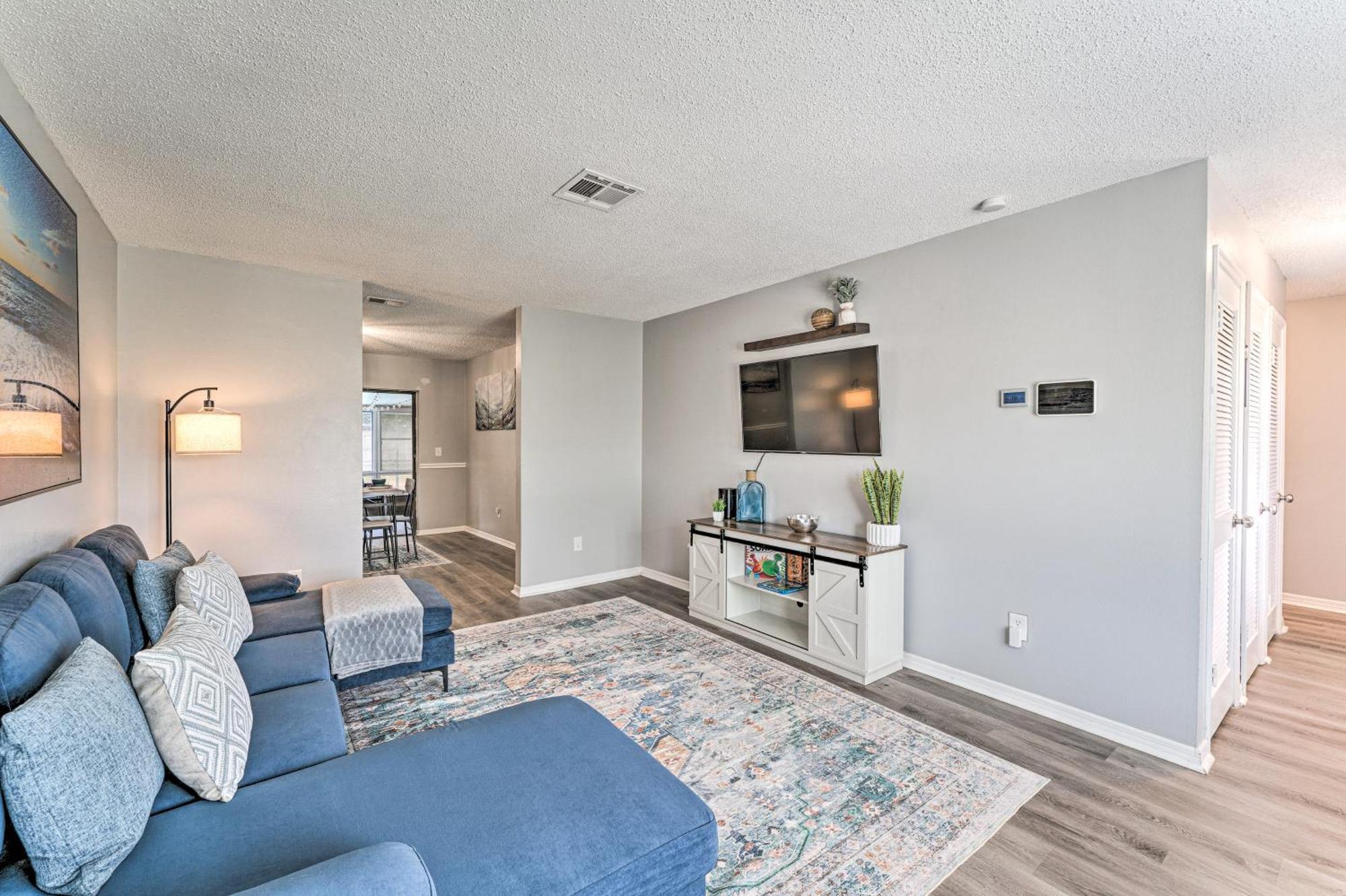 With Saltwater Pool And Sunroom! Deltona