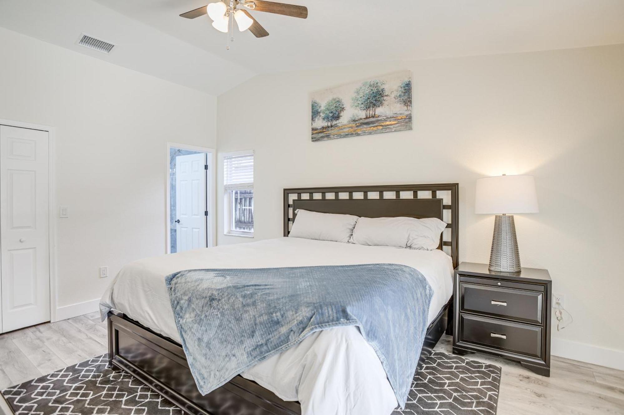 Holiday home Roomy With Screened Patio And Private Pool!