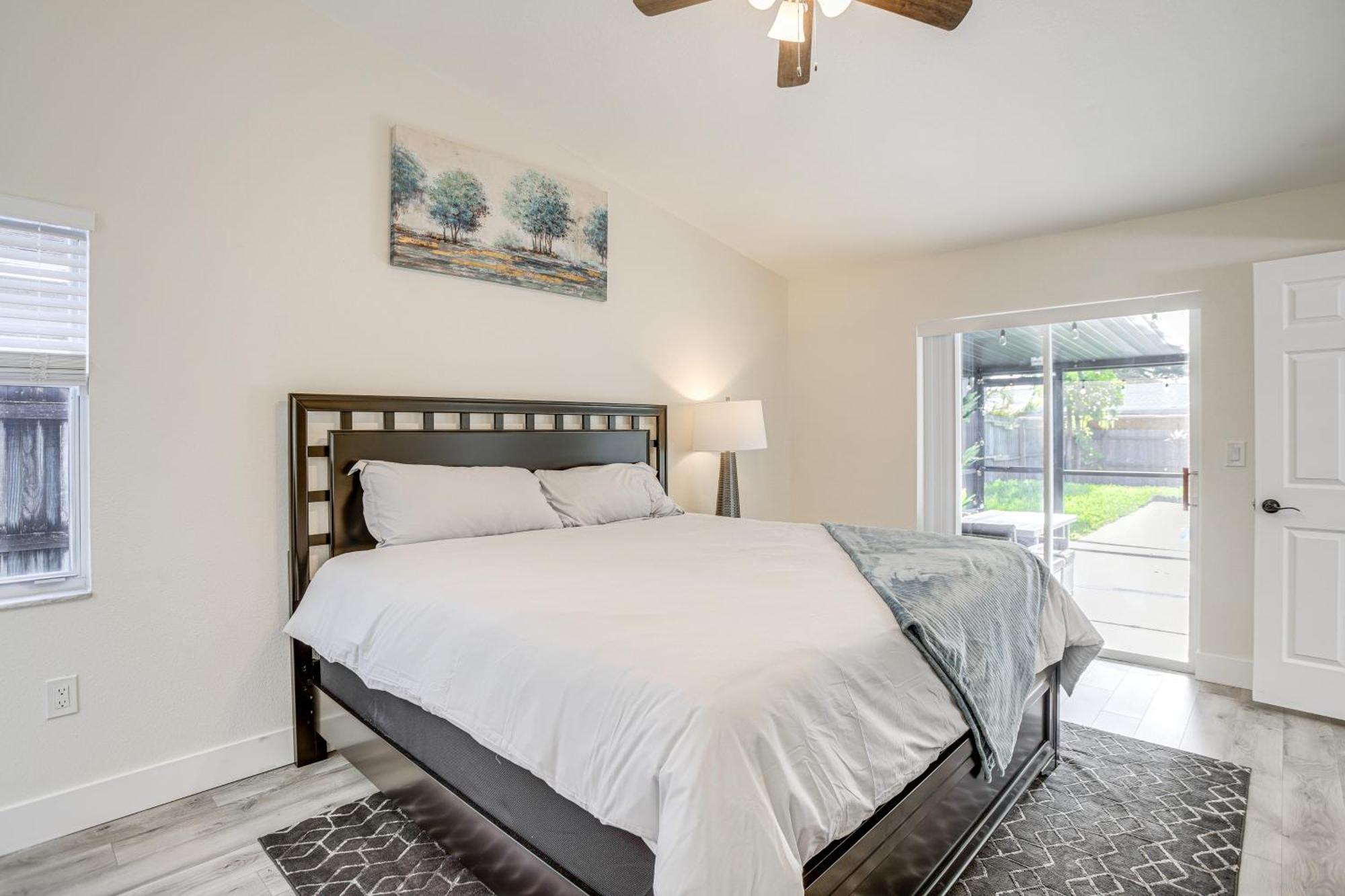 Holiday home Roomy With Screened Patio And Private Pool! *