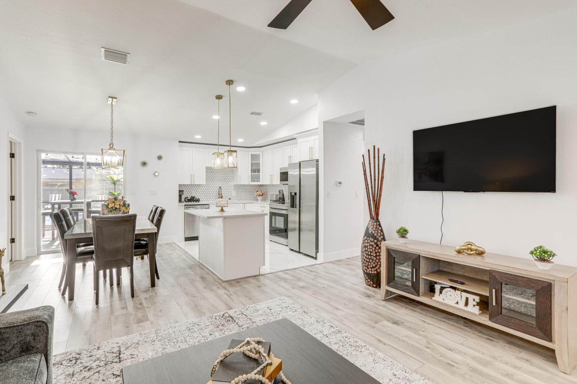 Holiday home Roomy With Screened Patio And Private Pool!