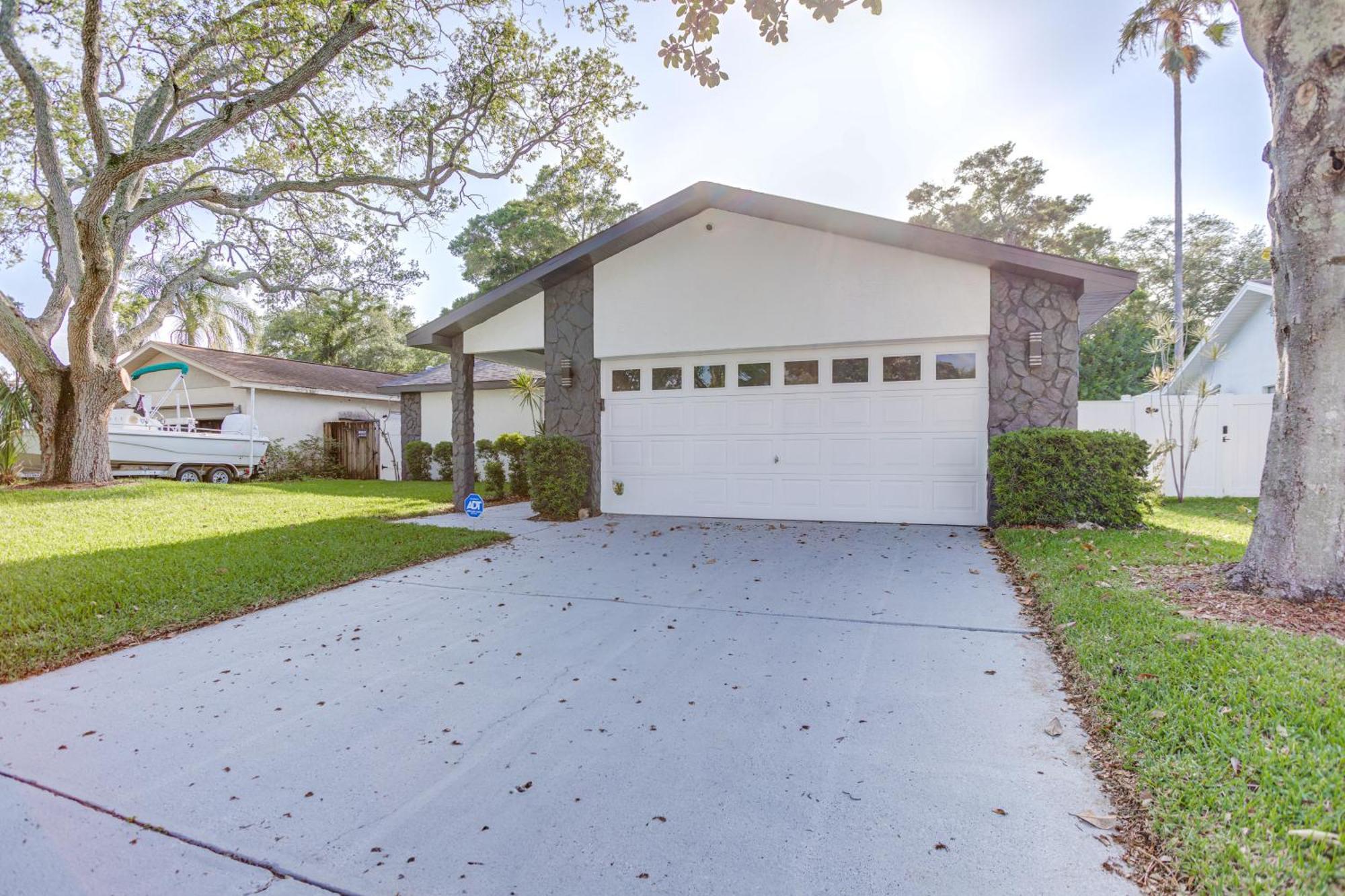 Holiday home Roomy With Screened Patio And Private Pool! *