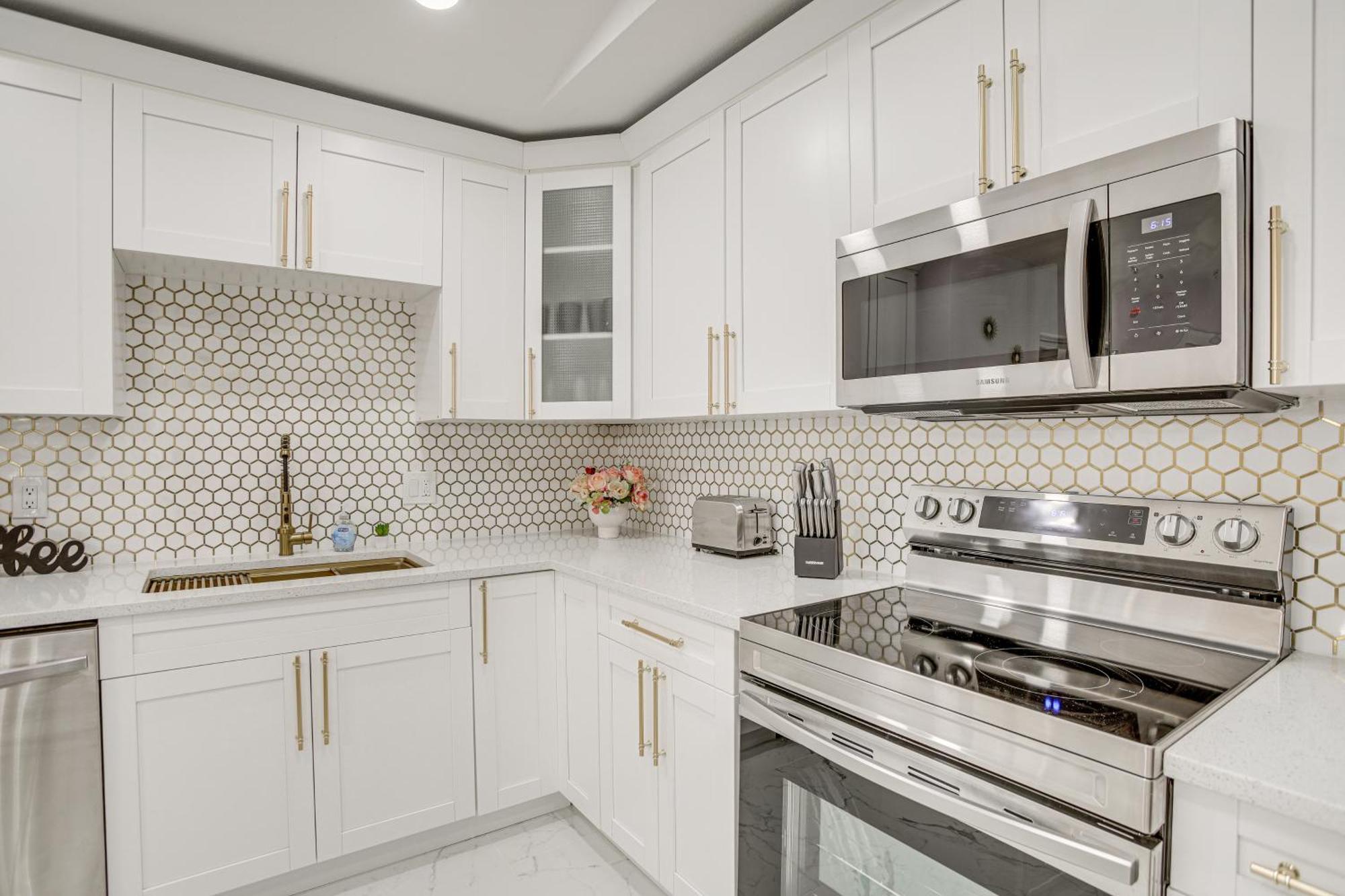 Roomy With Screened Patio And Private Pool! *