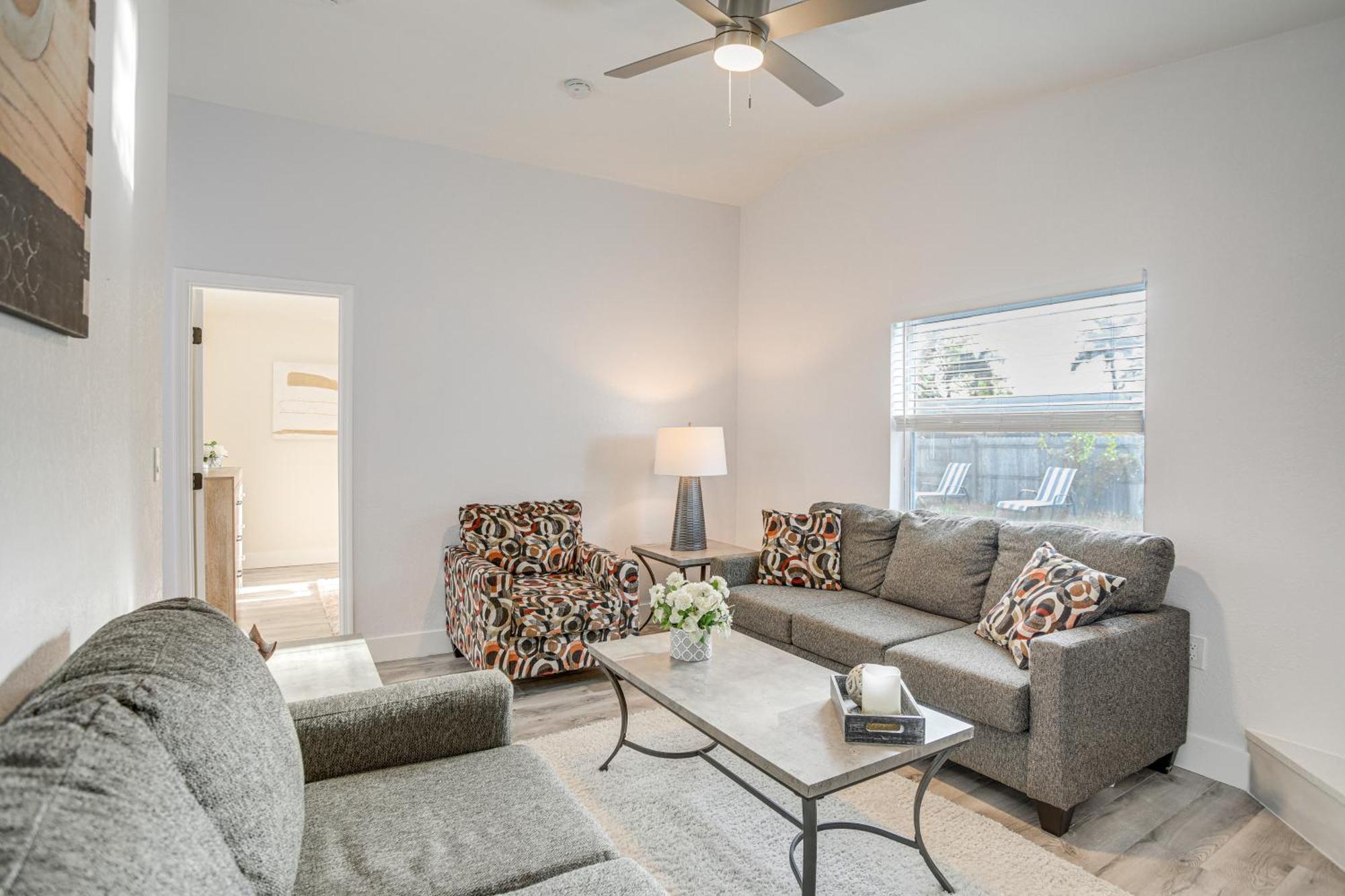 Roomy With Screened Patio And Private Pool!