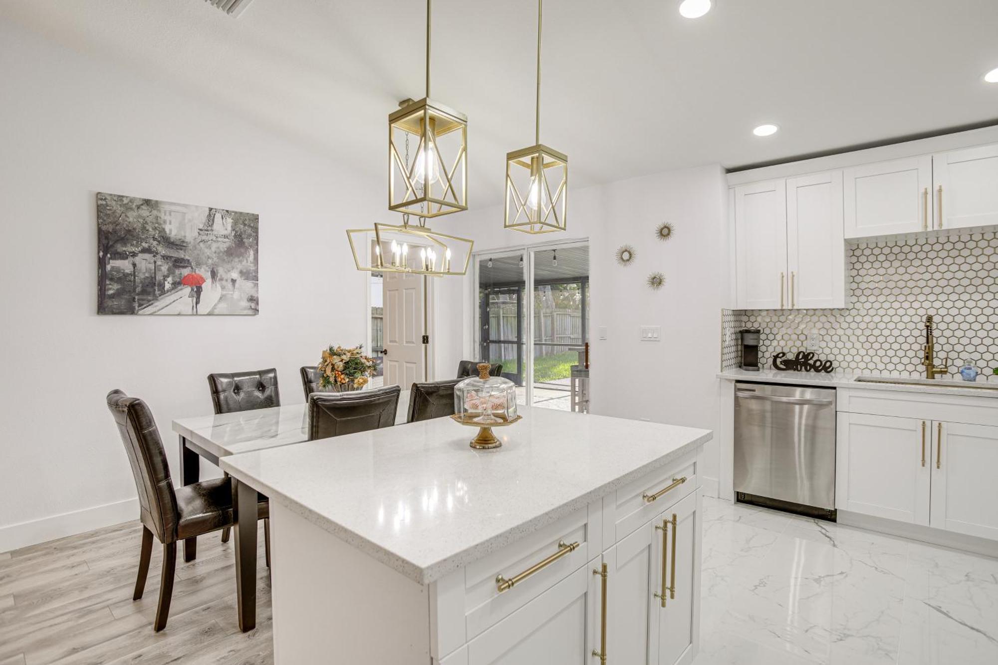 Roomy With Screened Patio And Private Pool!