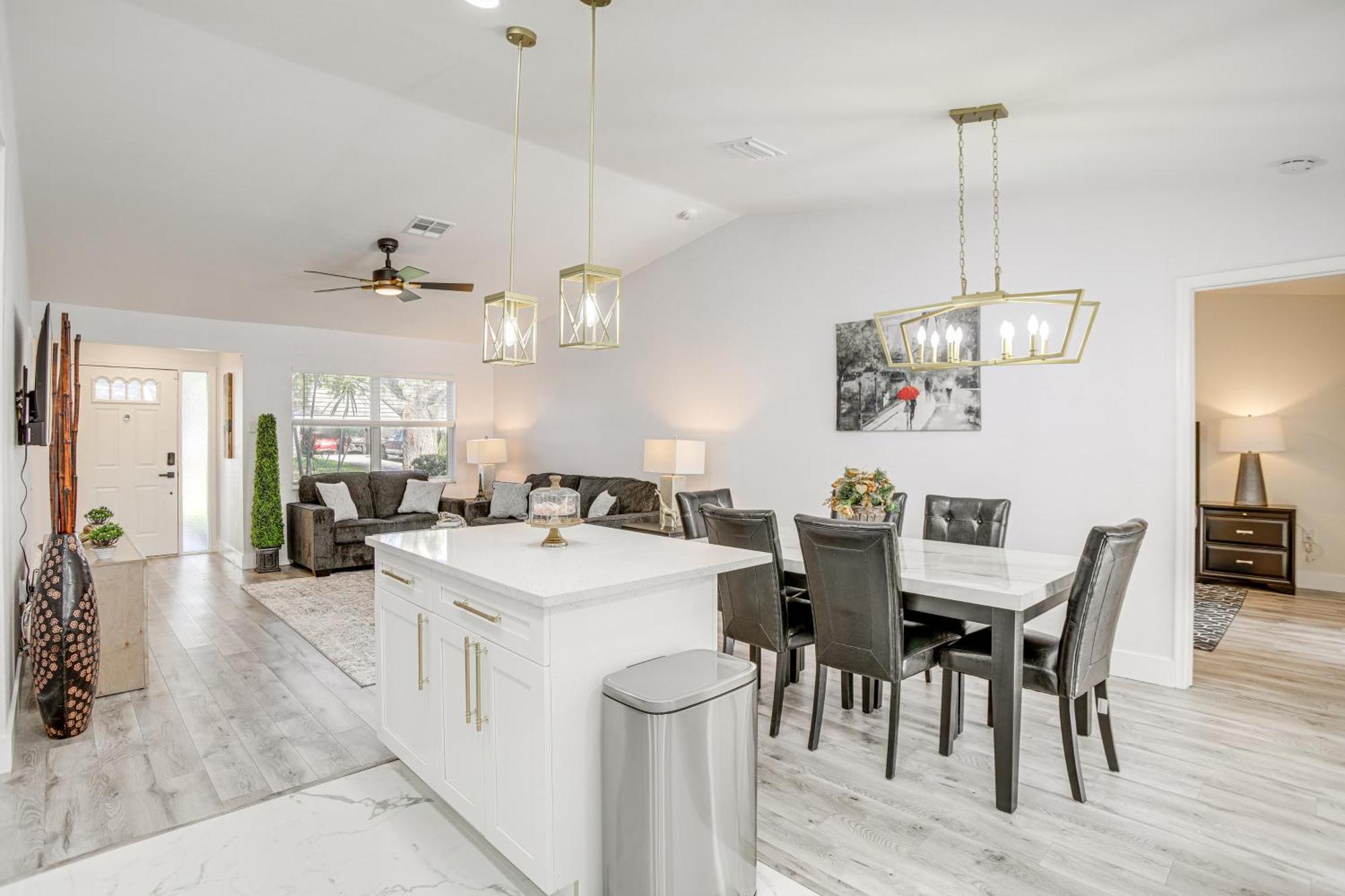 Roomy With Screened Patio And Private Pool! *