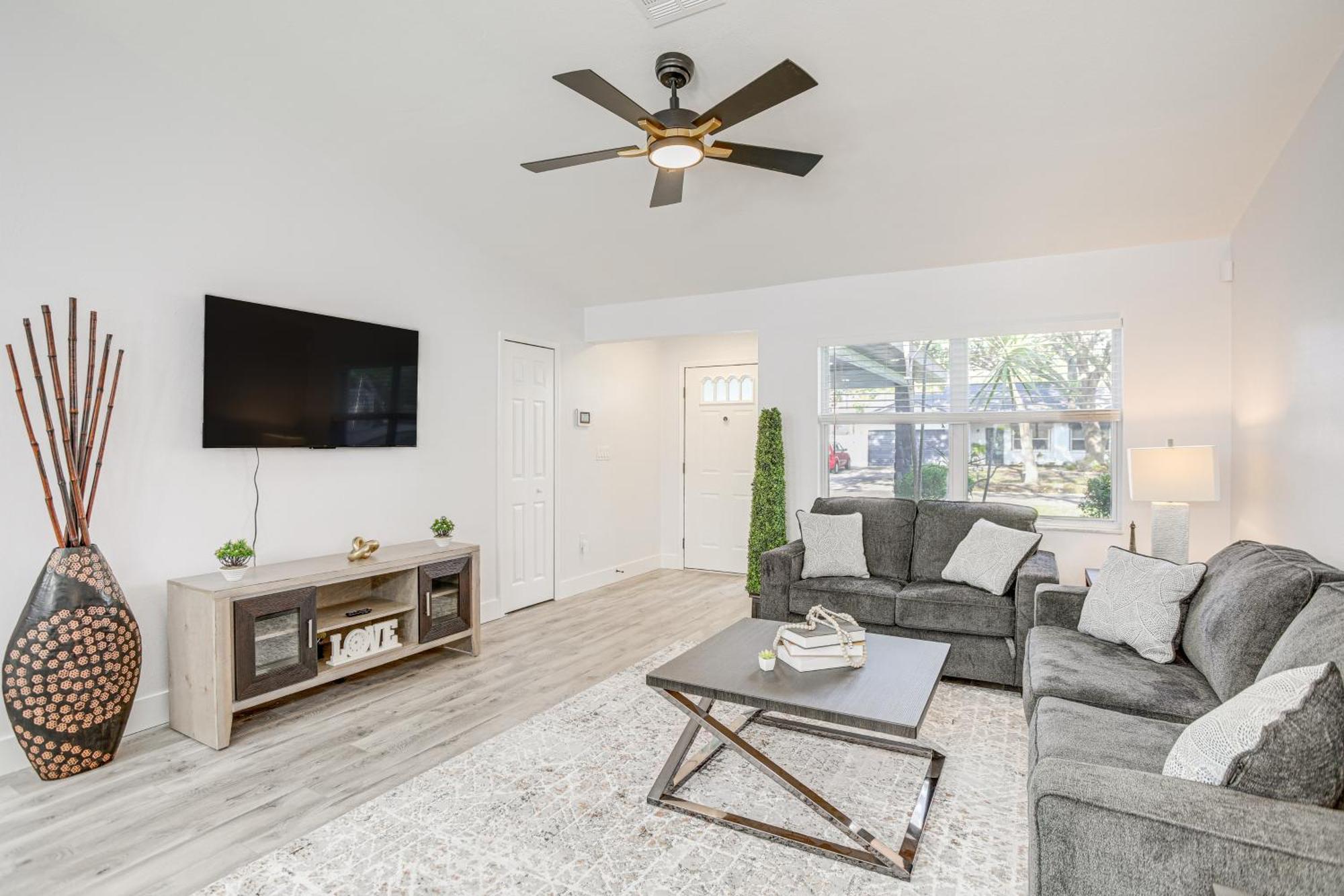 Holiday home Roomy With Screened Patio And Private Pool! *